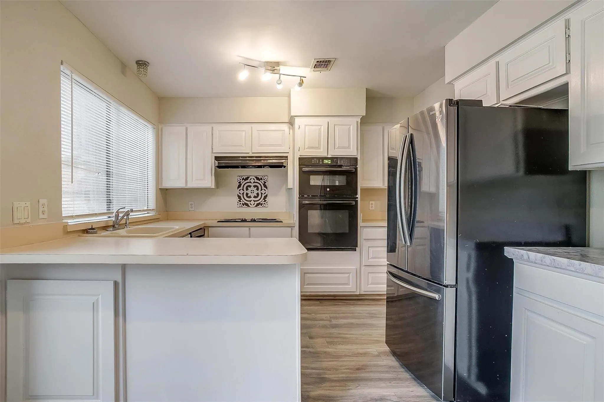 Townhouse For Rent in Tarrant County , 5947 Chimney Wood Circle, Fort Worth, Texas 76112, 3 Bedroom, 2 Bathroom, 2 Garage spaces, 1,476 Sqft, built in 1980, mls#21355766, Real Estate Agent in Fort Worth, Homes For Rent in Tarrant county, Homes For Rent in Fort Worth, Realtor in Fort Worth Texas, Real Estate Brokerage Independent Realty Texas, Luminita Cordes Realtor