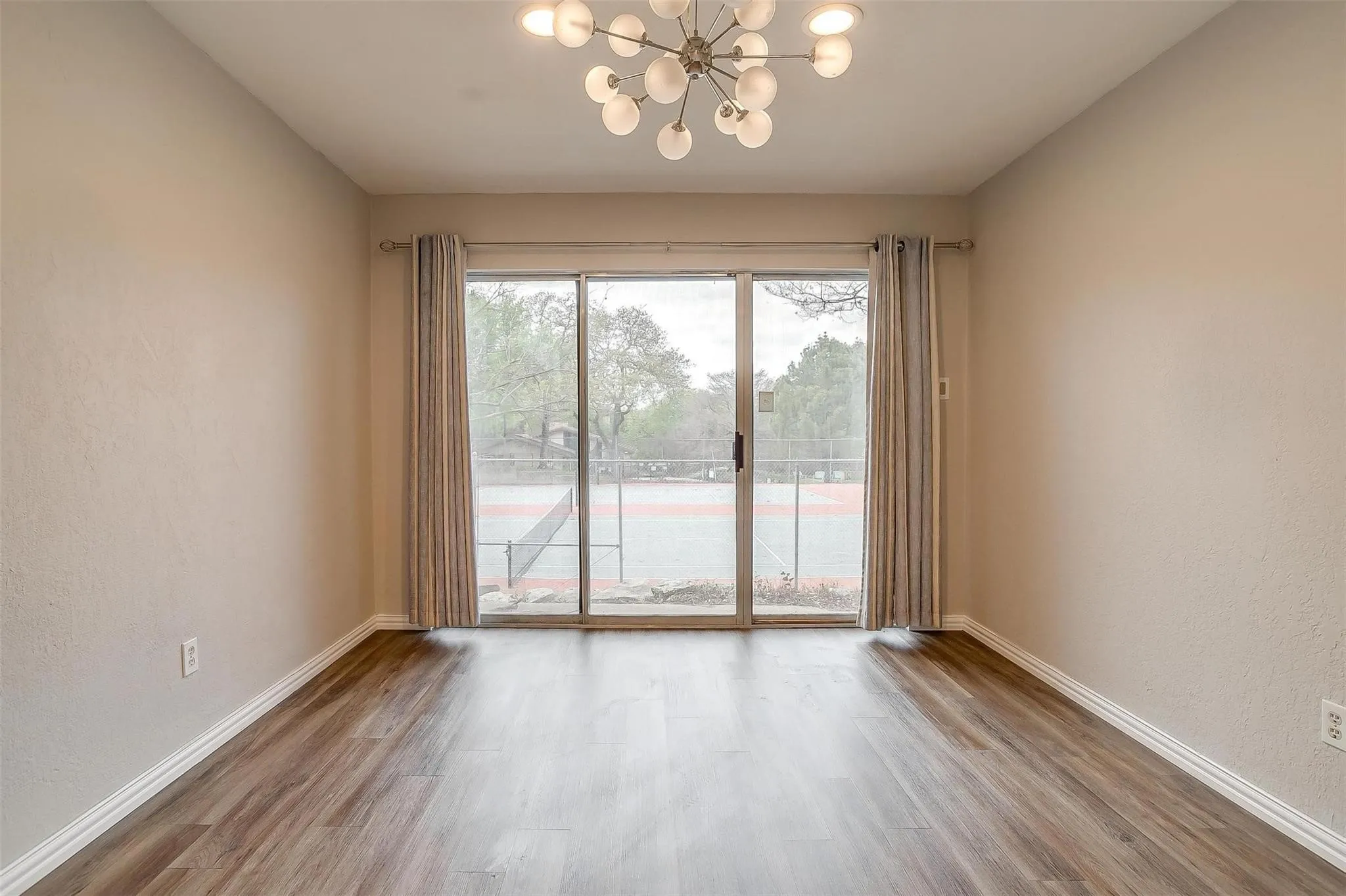 Townhouse For Rent in Tarrant County , 5947 Chimney Wood Circle, Fort Worth, Texas 76112, 3 Bedroom, 2 Bathroom, 2 Garage spaces, 1,476 Sqft, built in 1980, mls#21355766, Real Estate Agent in Fort Worth, Homes For Rent in Tarrant county, Homes For Rent in Fort Worth, Realtor in Fort Worth Texas, Real Estate Brokerage Independent Realty Texas, Luminita Cordes Realtor