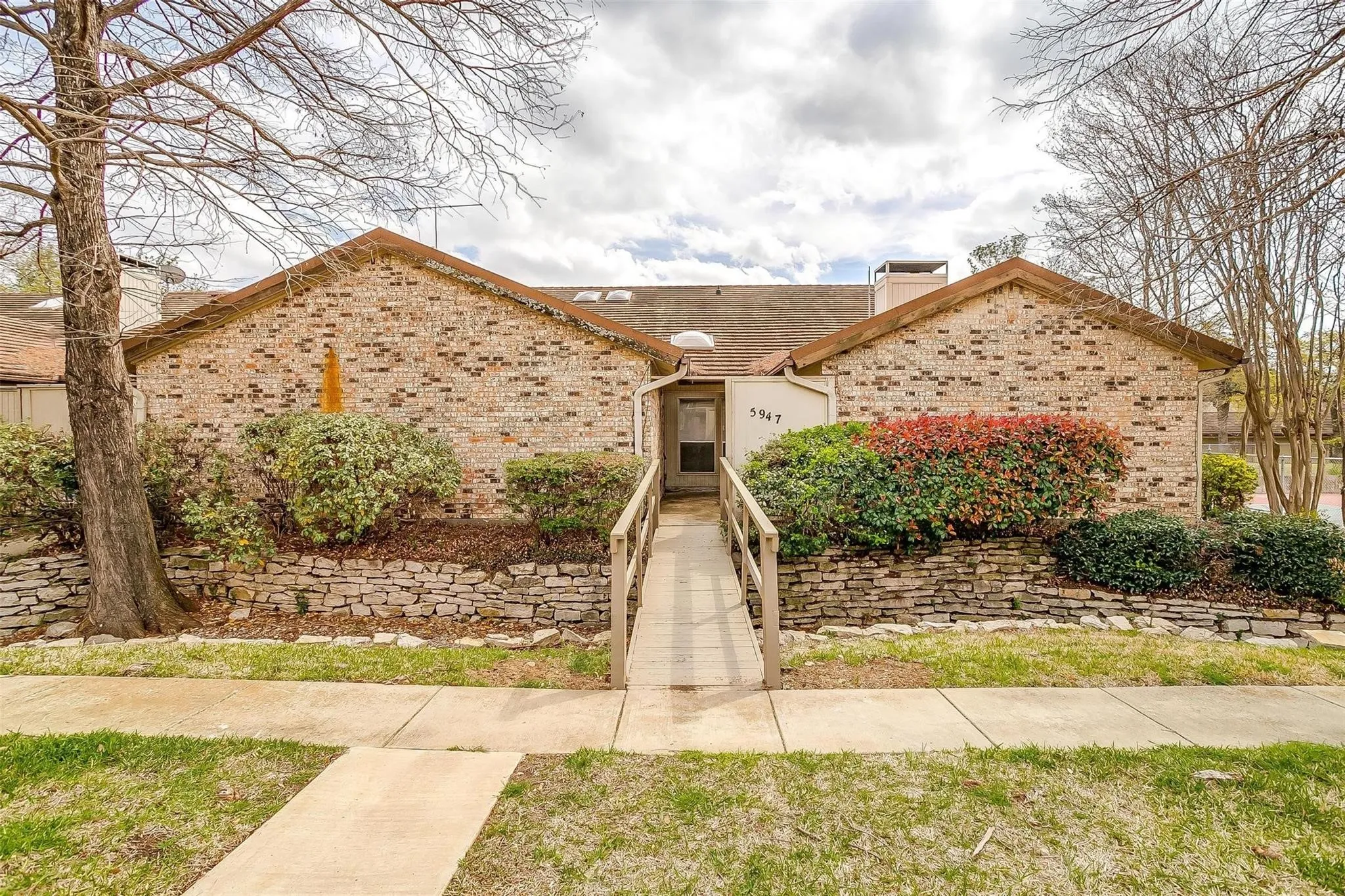 Townhouse For Rent in Tarrant County , 5947 Chimney Wood Circle, Fort Worth, Texas 76112, 3 Bedroom, 2 Bathroom, 2 Garage spaces, 1,476 Sqft, built in 1980, mls#21355766, Real Estate Agent in Fort Worth, Homes For Rent in Tarrant county, Homes For Rent in Fort Worth, Realtor in Fort Worth Texas, Real Estate Brokerage Independent Realty Texas, Luminita Cordes Realtor