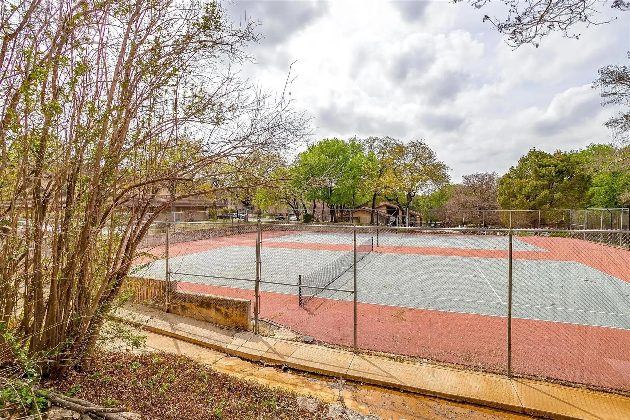 Townhouse For Rent in Tarrant County , 5947 Chimney Wood Circle, Fort Worth, Texas 76112, 3 Bedroom, 2 Bathroom, 2 Garage spaces, 1,476 Sqft, built in 1980, mls#21355766, Real Estate Agent in Fort Worth, Homes For Rent in Tarrant county, Homes For Rent in Fort Worth, Realtor in Fort Worth Texas, Real Estate Brokerage Independent Realty Texas, Luminita Cordes Realtor