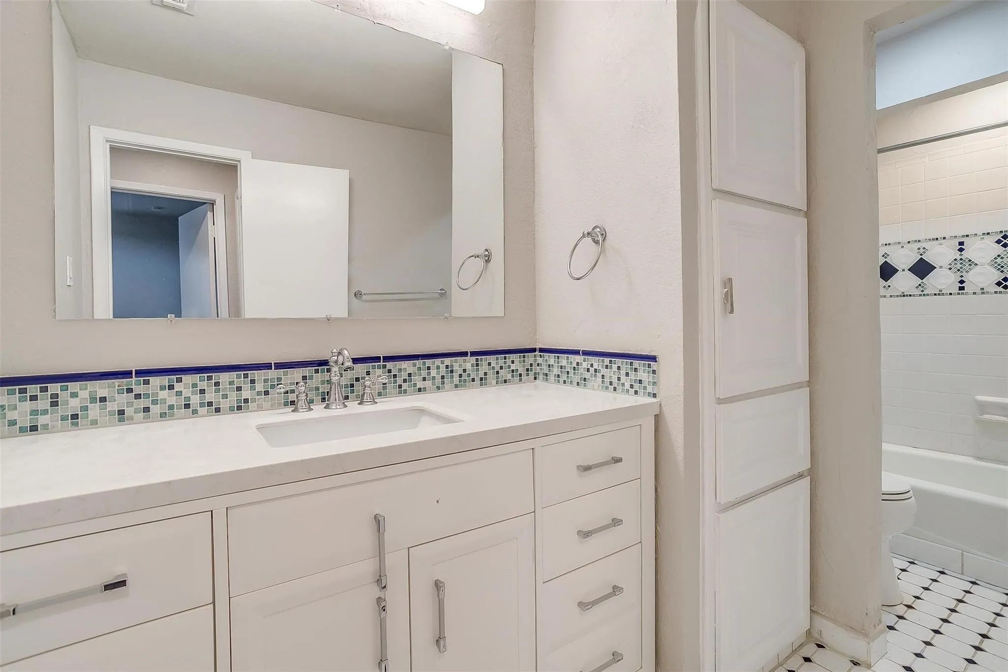 Townhouse For Rent in Tarrant County , 5947 Chimney Wood Circle, Fort Worth, Texas 76112, 3 Bedroom, 2 Bathroom, 2 Garage spaces, 1,476 Sqft, built in 1980, mls#21355766, Real Estate Agent in Fort Worth, Homes For Rent in Tarrant county, Homes For Rent in Fort Worth, Realtor in Fort Worth Texas, Real Estate Brokerage Independent Realty Texas, Luminita Cordes Realtor