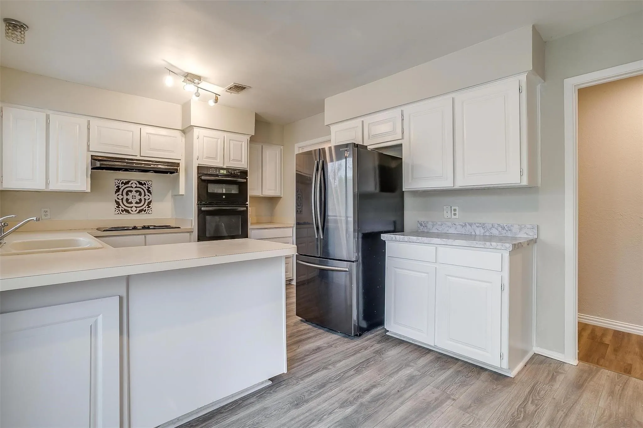 Townhouse For Rent in Tarrant County , 5947 Chimney Wood Circle, Fort Worth, Texas 76112, 3 Bedroom, 2 Bathroom, 2 Garage spaces, 1,476 Sqft, built in 1980, mls#21355766, Real Estate Agent in Fort Worth, Homes For Rent in Tarrant county, Homes For Rent in Fort Worth, Realtor in Fort Worth Texas, Real Estate Brokerage Independent Realty Texas, Luminita Cordes Realtor