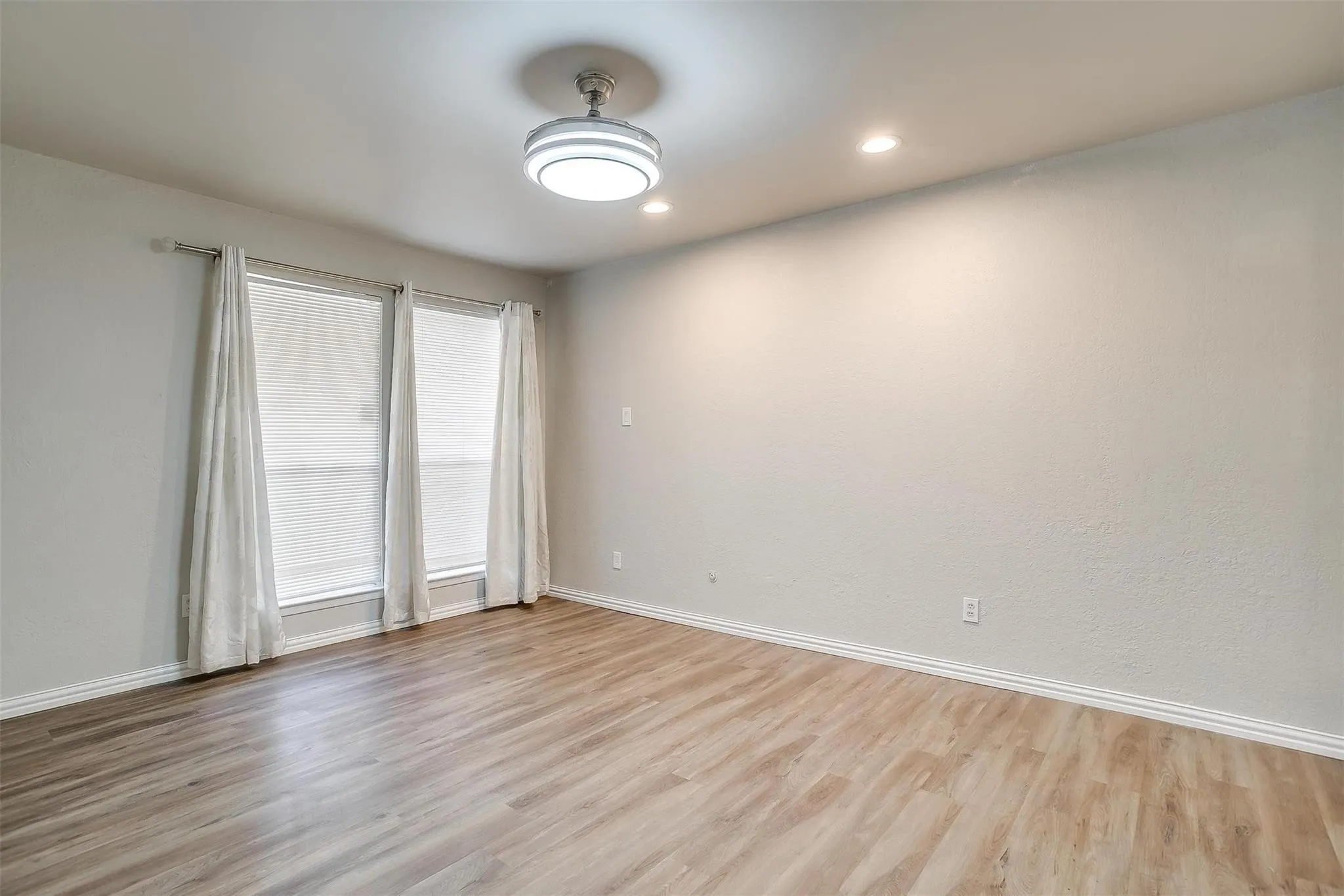 Townhouse For Rent in Tarrant County , 5947 Chimney Wood Circle, Fort Worth, Texas 76112, 3 Bedroom, 2 Bathroom, 2 Garage spaces, 1,476 Sqft, built in 1980, mls#21355766, Real Estate Agent in Fort Worth, Homes For Rent in Tarrant county, Homes For Rent in Fort Worth, Realtor in Fort Worth Texas, Real Estate Brokerage Independent Realty Texas, Luminita Cordes Realtor