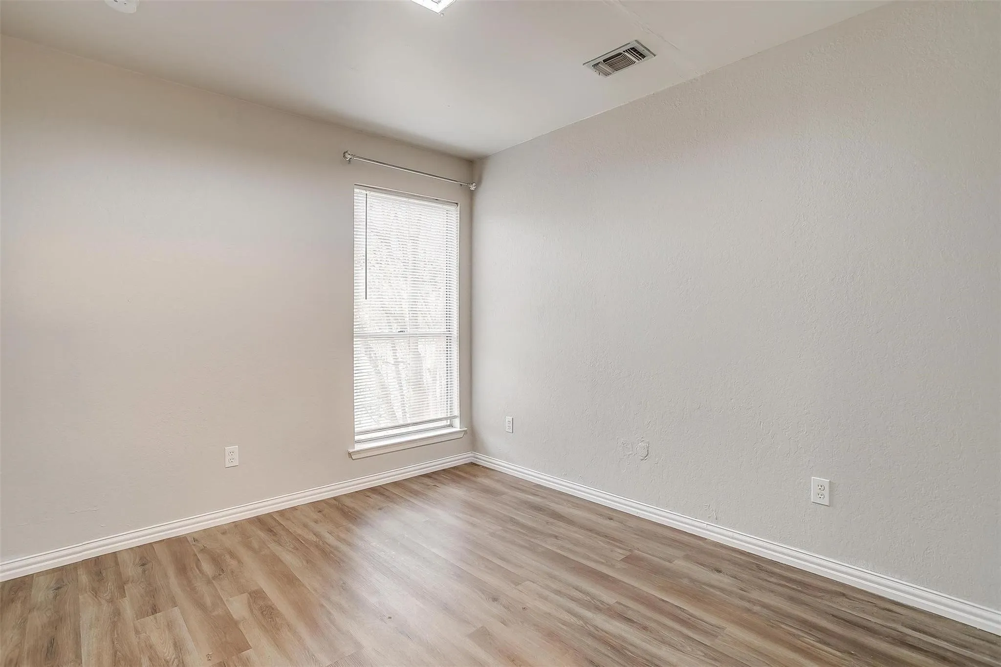 Townhouse For Rent in Tarrant County , 5947 Chimney Wood Circle, Fort Worth, Texas 76112, 3 Bedroom, 2 Bathroom, 2 Garage spaces, 1,476 Sqft, built in 1980, mls#21355766, Real Estate Agent in Fort Worth, Homes For Rent in Tarrant county, Homes For Rent in Fort Worth, Realtor in Fort Worth Texas, Real Estate Brokerage Independent Realty Texas, Luminita Cordes Realtor