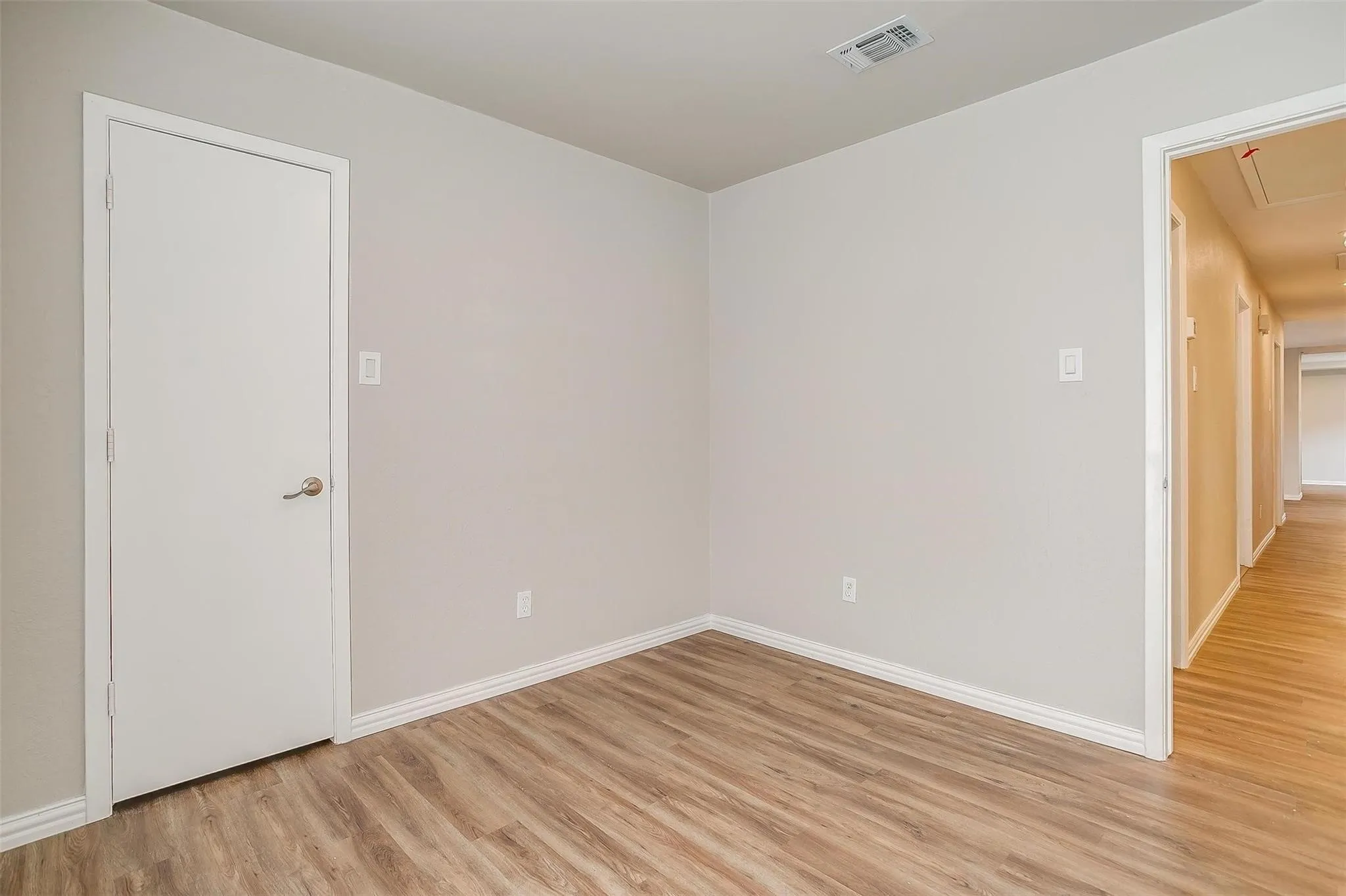 Townhouse For Rent in Tarrant County , 5947 Chimney Wood Circle, Fort Worth, Texas 76112, 3 Bedroom, 2 Bathroom, 2 Garage spaces, 1,476 Sqft, built in 1980, mls#21355766, Real Estate Agent in Fort Worth, Homes For Rent in Tarrant county, Homes For Rent in Fort Worth, Realtor in Fort Worth Texas, Real Estate Brokerage Independent Realty Texas, Luminita Cordes Realtor