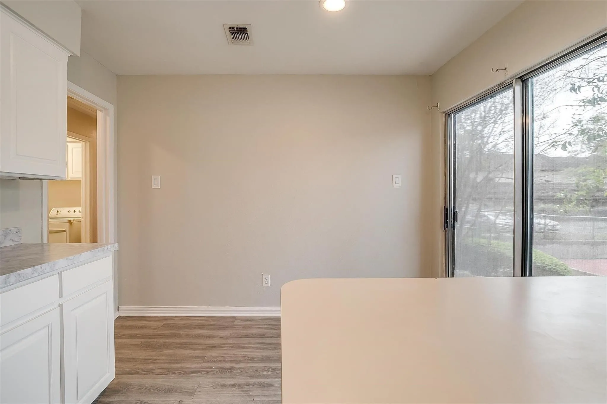 Townhouse For Rent in Tarrant County , 5947 Chimney Wood Circle, Fort Worth, Texas 76112, 3 Bedroom, 2 Bathroom, 2 Garage spaces, 1,476 Sqft, built in 1980, mls#21355766, Real Estate Agent in Fort Worth, Homes For Rent in Tarrant county, Homes For Rent in Fort Worth, Realtor in Fort Worth Texas, Real Estate Brokerage Independent Realty Texas, Luminita Cordes Realtor