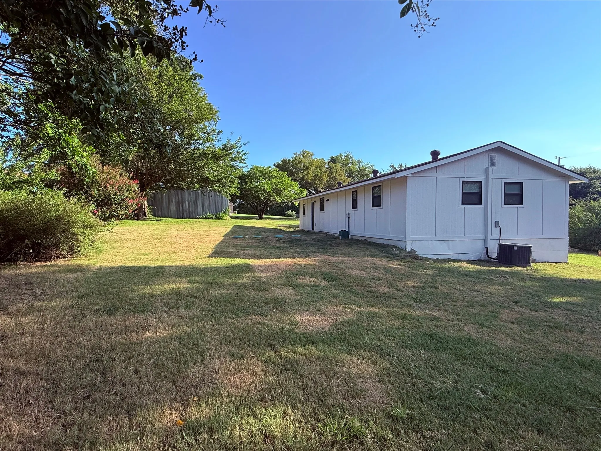 Single Family Residence For Rent in Grayson County , 37 Almond Drive, Pottsboro, Texas 75076, 3 Bedroom, 2 Bathroom, Garage spaces, 1,392 Sqft, built in 1970, mls#21355701, Real Estate Agent in Pottsboro, Homes For Rent in Grayson county, Homes For Rent in Pottsboro, Realtor in Pottsboro Texas, Real Estate Brokerage Independent Realty Texas, Luminita Cordes Realtor