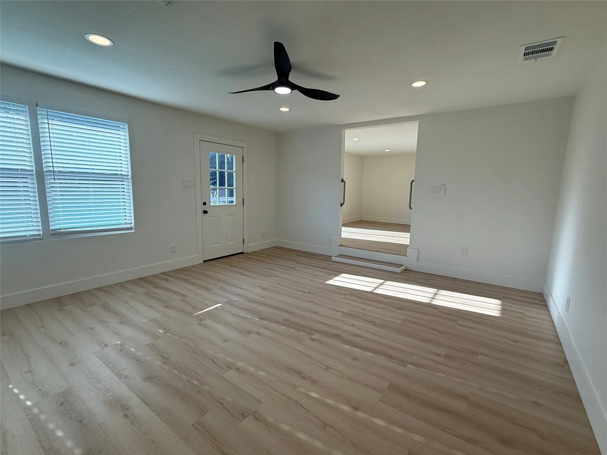 Single Family Residence For Rent in Grayson County , 37 Almond Drive, Pottsboro, Texas 75076, 3 Bedroom, 2 Bathroom, Garage spaces, 1,392 Sqft, built in 1970, mls#21355701, Real Estate Agent in Pottsboro, Homes For Rent in Grayson county, Homes For Rent in Pottsboro, Realtor in Pottsboro Texas, Real Estate Brokerage Independent Realty Texas, Luminita Cordes Realtor