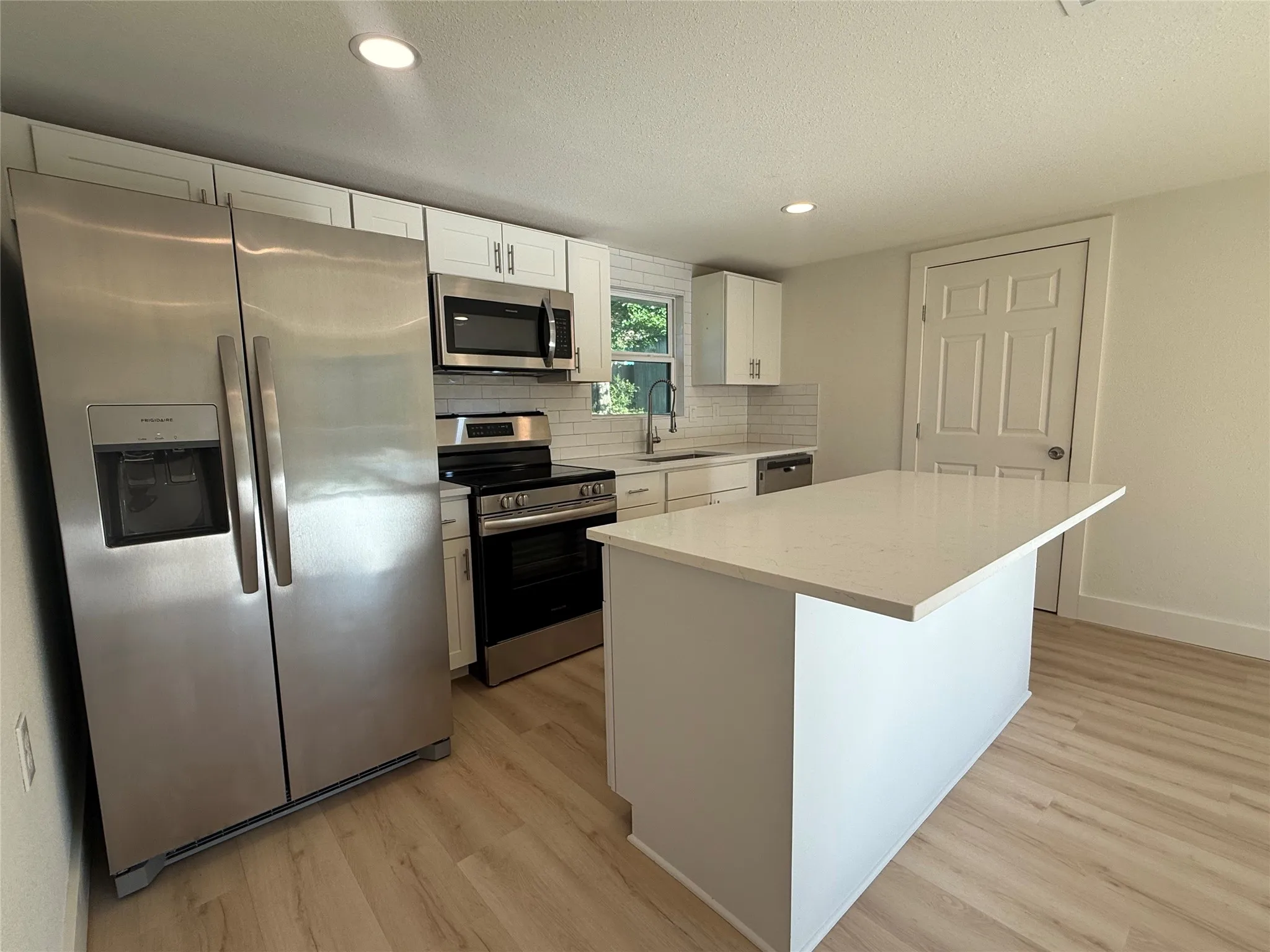 Single Family Residence For Rent in Grayson County , 37 Almond Drive, Pottsboro, Texas 75076, 3 Bedroom, 2 Bathroom, Garage spaces, 1,392 Sqft, built in 1970, mls#21355701, Real Estate Agent in Pottsboro, Homes For Rent in Grayson county, Homes For Rent in Pottsboro, Realtor in Pottsboro Texas, Real Estate Brokerage Independent Realty Texas, Luminita Cordes Realtor