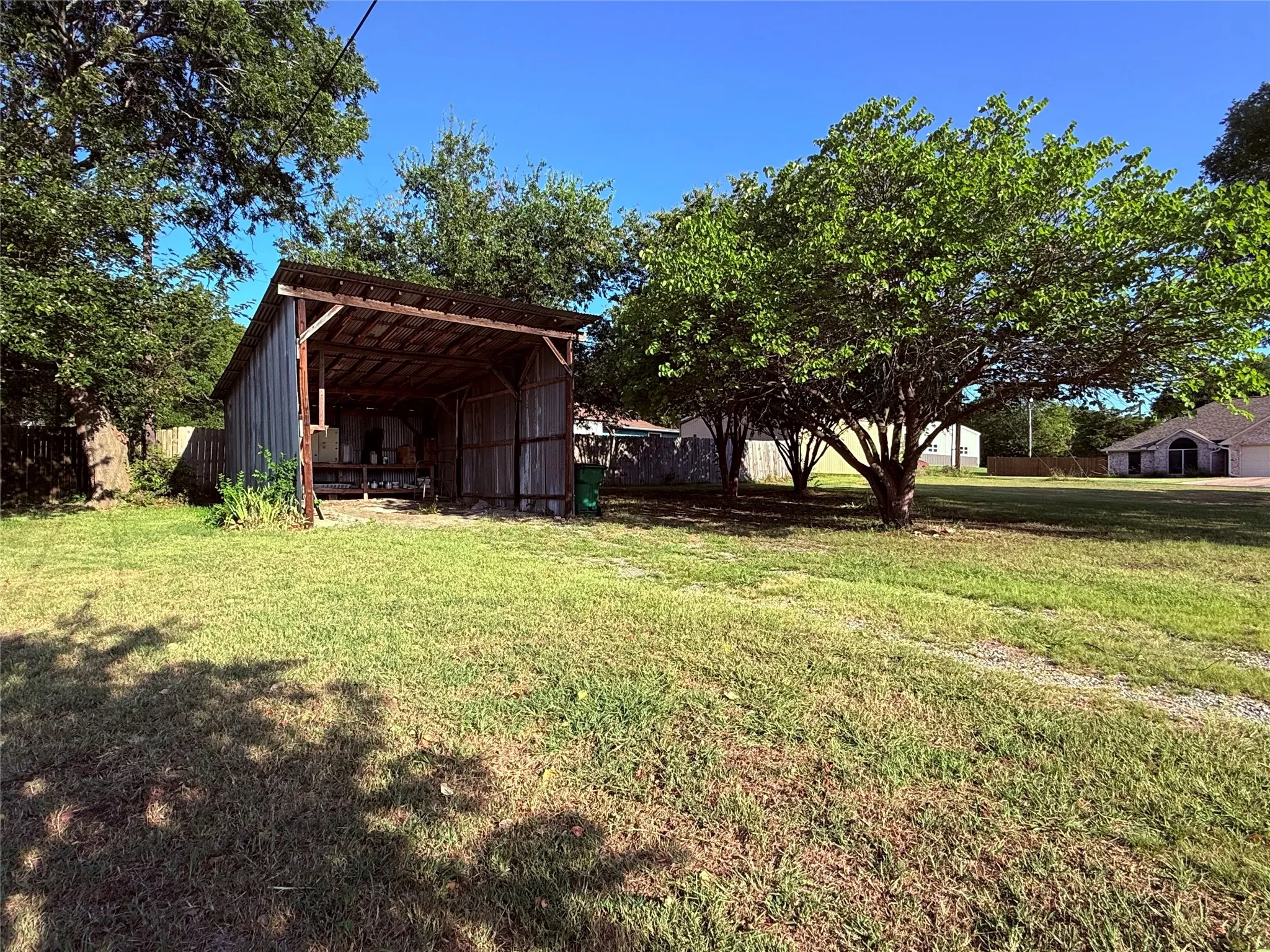 Single Family Residence For Rent in Grayson County , 37 Almond Drive, Pottsboro, Texas 75076, 3 Bedroom, 2 Bathroom, Garage spaces, 1,392 Sqft, built in 1970, mls#21355701, Real Estate Agent in Pottsboro, Homes For Rent in Grayson county, Homes For Rent in Pottsboro, Realtor in Pottsboro Texas, Real Estate Brokerage Independent Realty Texas, Luminita Cordes Realtor