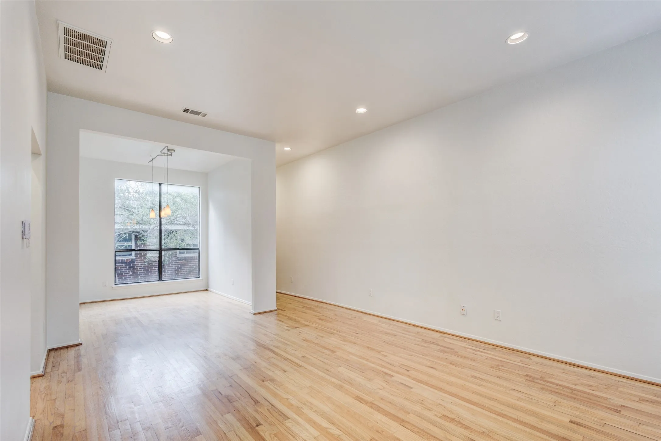Condominium For Rent in Dallas County , 4030 Holland Avenue 6, Dallas, Texas 75219, 1 Bedroom, 1 Bathroom, Garage spaces, 775 Sqft, built in 1983, mls#21307046, Real Estate Agent in Dallas, Homes For Rent in Dallas county, Homes For Rent in Dallas, Realtor in Dallas Texas, Real Estate Brokerage Independent Realty Texas, Luminita Cordes Realtor