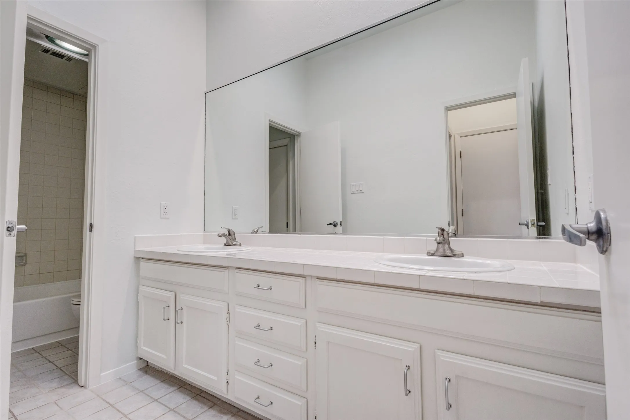 Condominium For Rent in Dallas County , 4030 Holland Avenue 6, Dallas, Texas 75219, 1 Bedroom, 1 Bathroom, Garage spaces, 775 Sqft, built in 1983, mls#21307046, Real Estate Agent in Dallas, Homes For Rent in Dallas county, Homes For Rent in Dallas, Realtor in Dallas Texas, Real Estate Brokerage Independent Realty Texas, Luminita Cordes Realtor