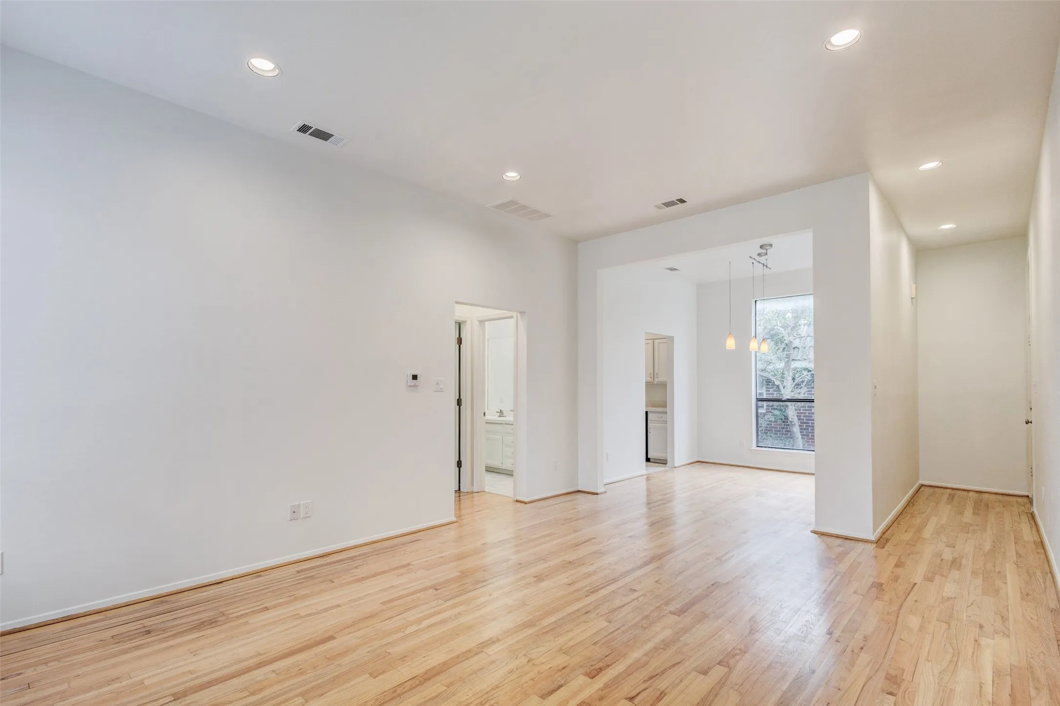 Condominium For Rent in Dallas County , 4030 Holland Avenue 6, Dallas, Texas 75219, 1 Bedroom, 1 Bathroom, Garage spaces, 775 Sqft, built in 1983, mls#21307046, Real Estate Agent in Dallas, Homes For Rent in Dallas county, Homes For Rent in Dallas, Realtor in Dallas Texas, Real Estate Brokerage Independent Realty Texas, Luminita Cordes Realtor