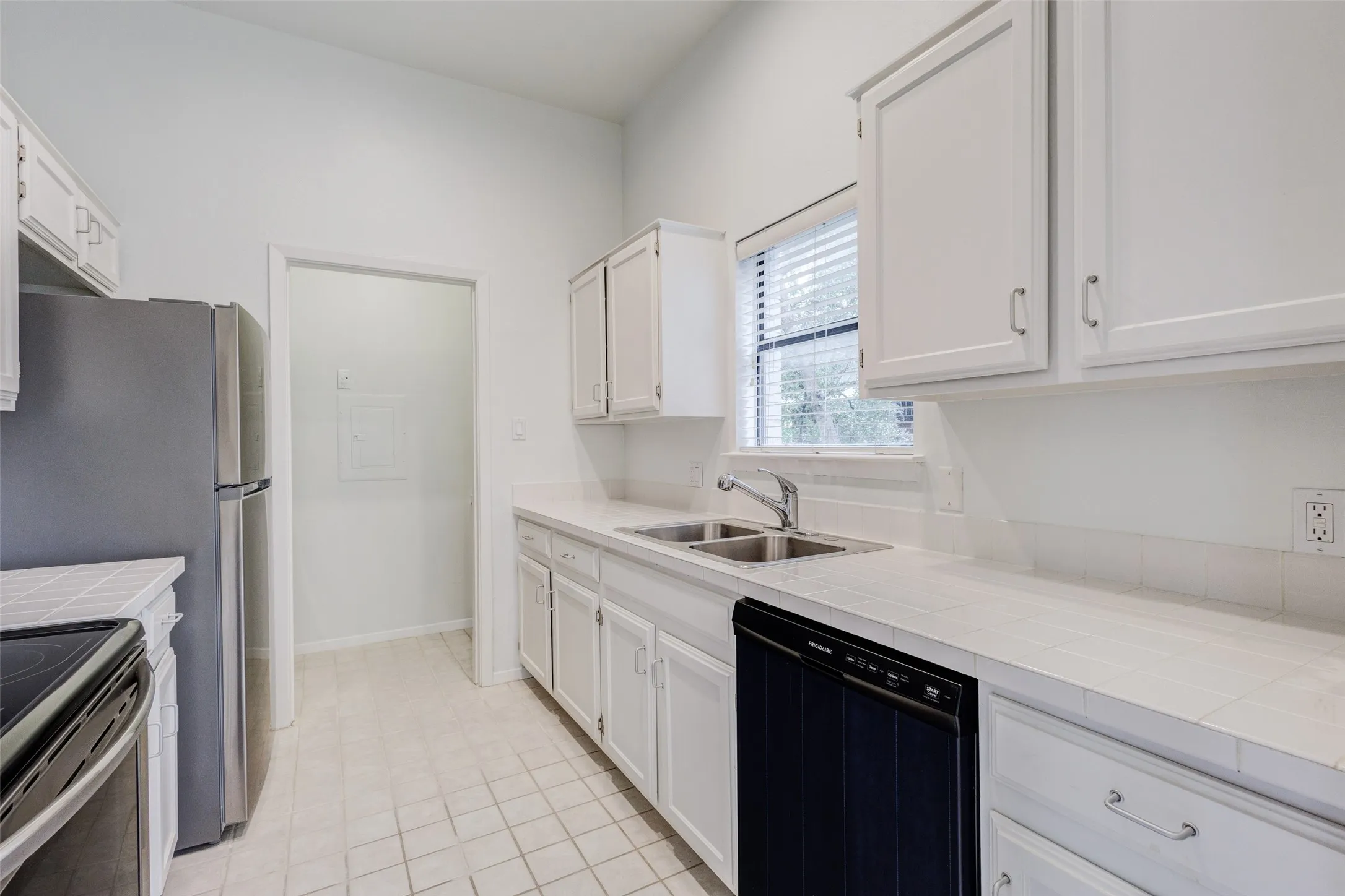 Condominium For Rent in Dallas County , 4030 Holland Avenue 6, Dallas, Texas 75219, 1 Bedroom, 1 Bathroom, Garage spaces, 775 Sqft, built in 1983, mls#21307046, Real Estate Agent in Dallas, Homes For Rent in Dallas county, Homes For Rent in Dallas, Realtor in Dallas Texas, Real Estate Brokerage Independent Realty Texas, Luminita Cordes Realtor