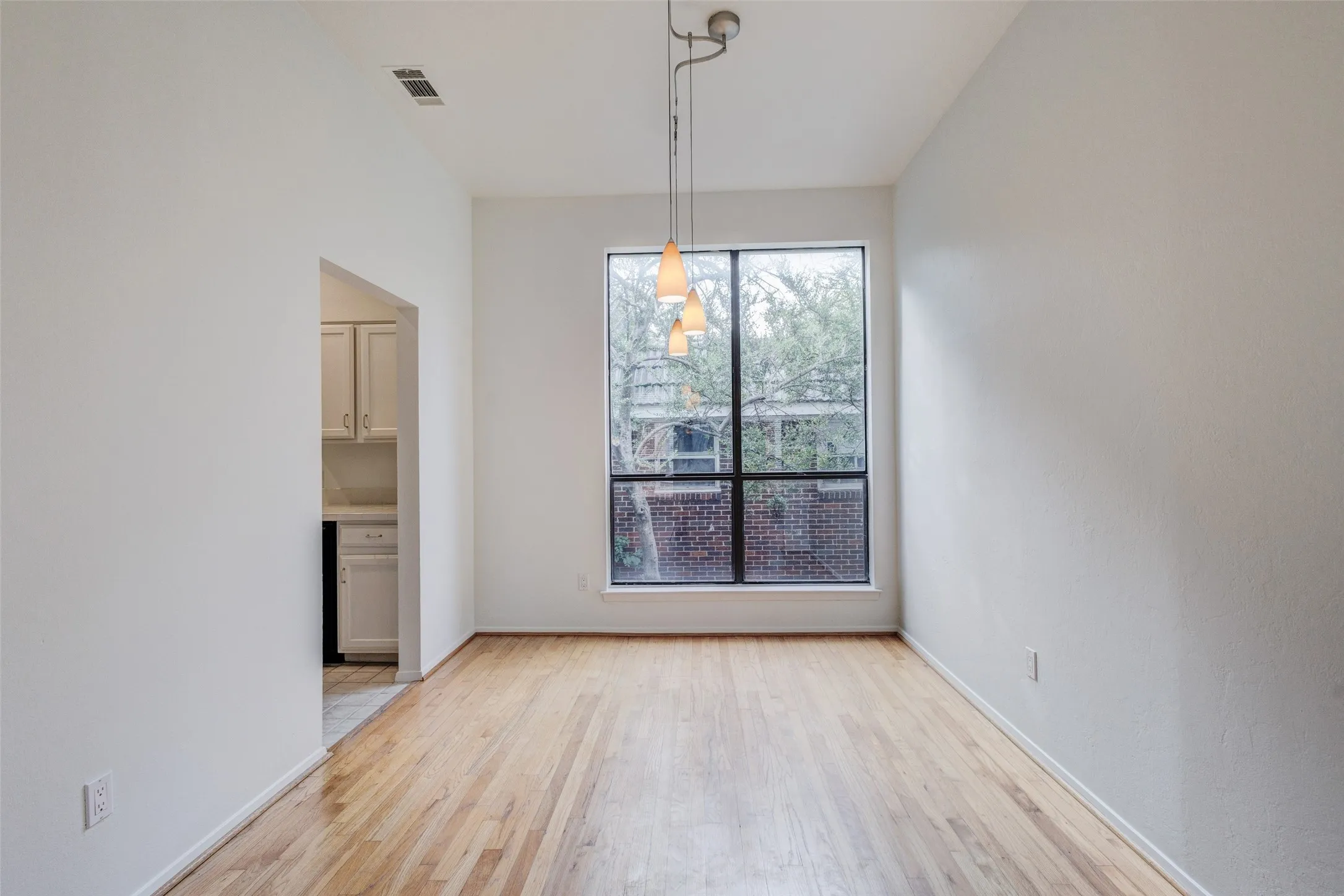 Condominium For Rent in Dallas County , 4030 Holland Avenue 6, Dallas, Texas 75219, 1 Bedroom, 1 Bathroom, Garage spaces, 775 Sqft, built in 1983, mls#21307046, Real Estate Agent in Dallas, Homes For Rent in Dallas county, Homes For Rent in Dallas, Realtor in Dallas Texas, Real Estate Brokerage Independent Realty Texas, Luminita Cordes Realtor