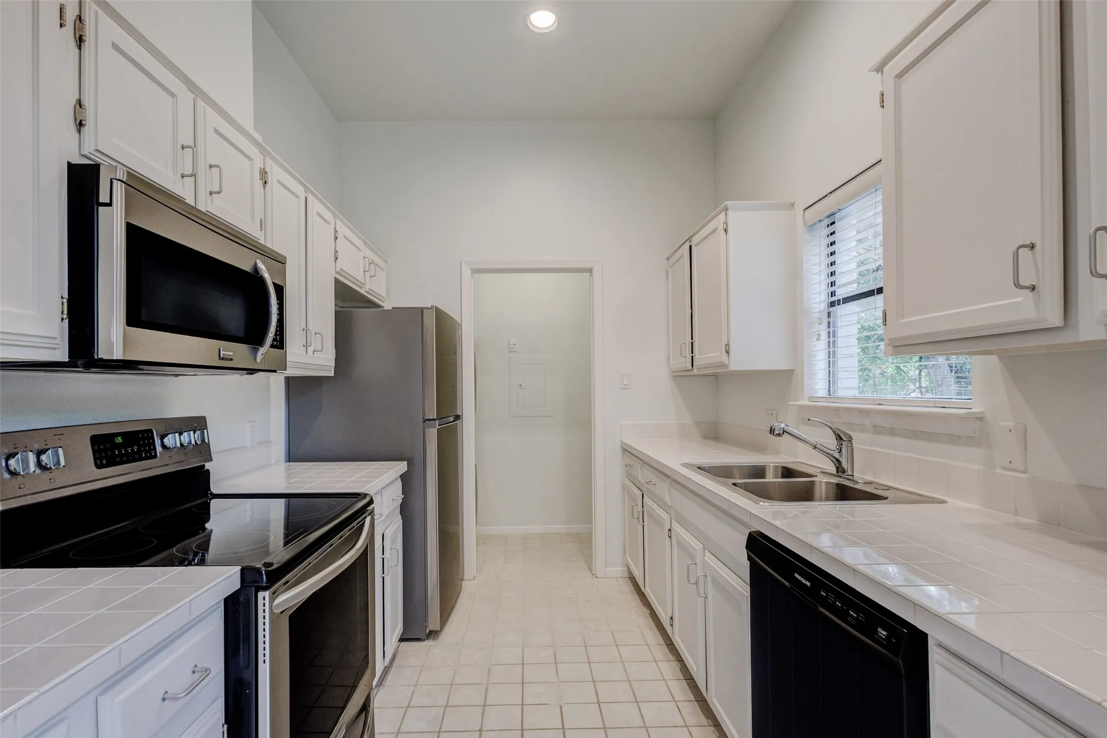 Condominium For Rent in Dallas County , 4030 Holland Avenue 6, Dallas, Texas 75219, 1 Bedroom, 1 Bathroom, Garage spaces, 775 Sqft, built in 1983, mls#21307046, Real Estate Agent in Dallas, Homes For Rent in Dallas county, Homes For Rent in Dallas, Realtor in Dallas Texas, Real Estate Brokerage Independent Realty Texas, Luminita Cordes Realtor