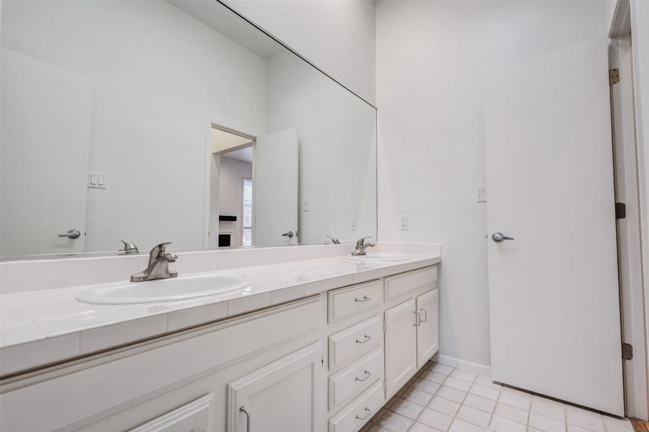 Condominium For Rent in Dallas County , 4030 Holland Avenue 6, Dallas, Texas 75219, 1 Bedroom, 1 Bathroom, Garage spaces, 775 Sqft, built in 1983, mls#21307046, Real Estate Agent in Dallas, Homes For Rent in Dallas county, Homes For Rent in Dallas, Realtor in Dallas Texas, Real Estate Brokerage Independent Realty Texas, Luminita Cordes Realtor