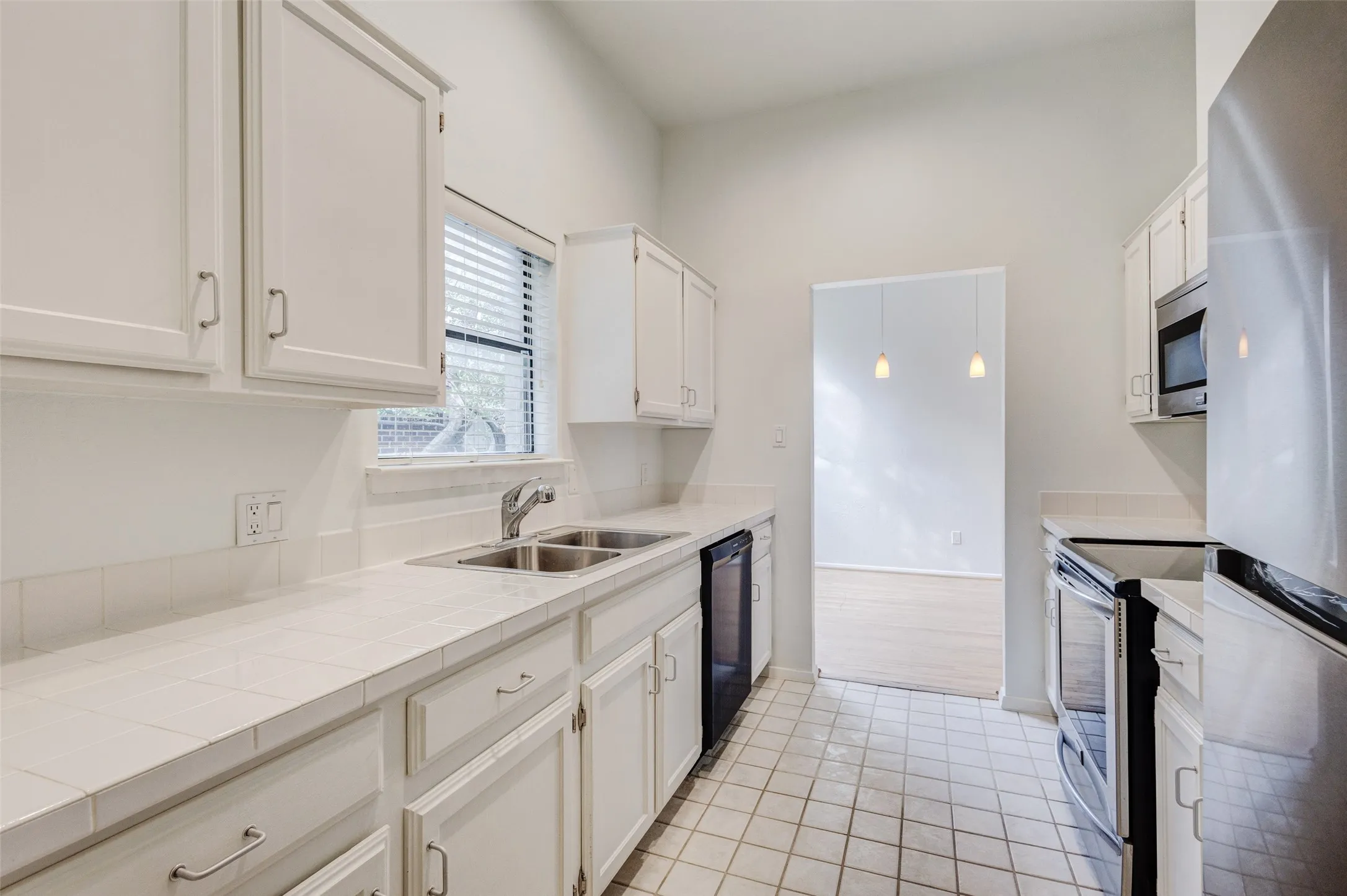Condominium For Rent in Dallas County , 4030 Holland Avenue 6, Dallas, Texas 75219, 1 Bedroom, 1 Bathroom, Garage spaces, 775 Sqft, built in 1983, mls#21307046, Real Estate Agent in Dallas, Homes For Rent in Dallas county, Homes For Rent in Dallas, Realtor in Dallas Texas, Real Estate Brokerage Independent Realty Texas, Luminita Cordes Realtor