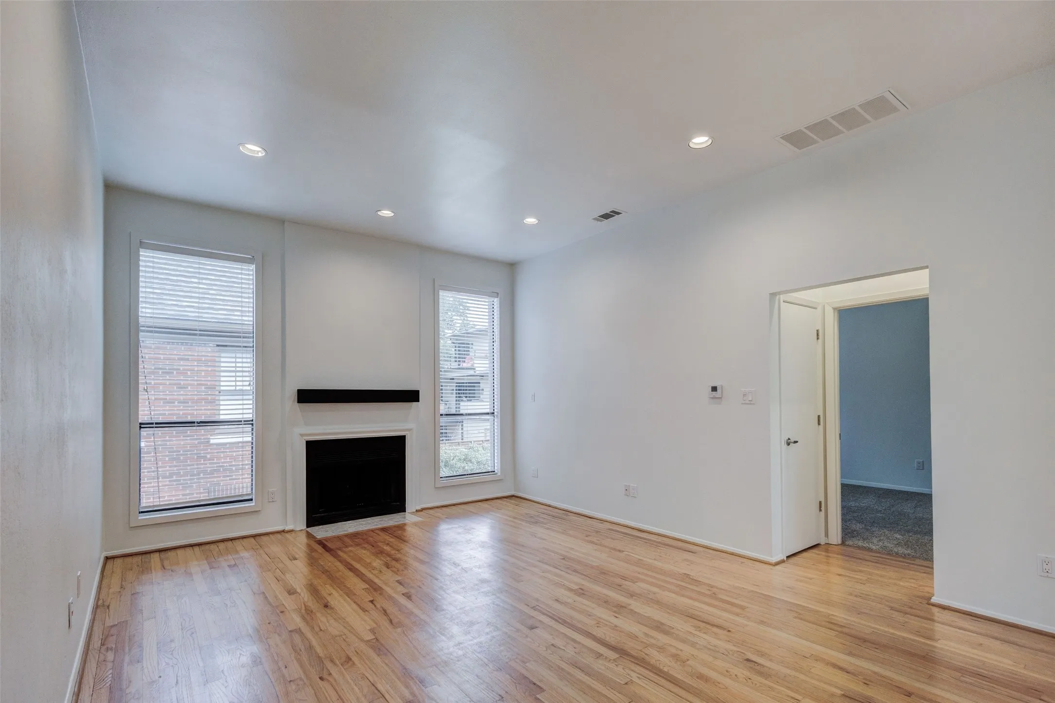 Condominium For Rent in Dallas County , 4030 Holland Avenue 6, Dallas, Texas 75219, 1 Bedroom, 1 Bathroom, Garage spaces, 775 Sqft, built in 1983, mls#21307046, Real Estate Agent in Dallas, Homes For Rent in Dallas county, Homes For Rent in Dallas, Realtor in Dallas Texas, Real Estate Brokerage Independent Realty Texas, Luminita Cordes Realtor