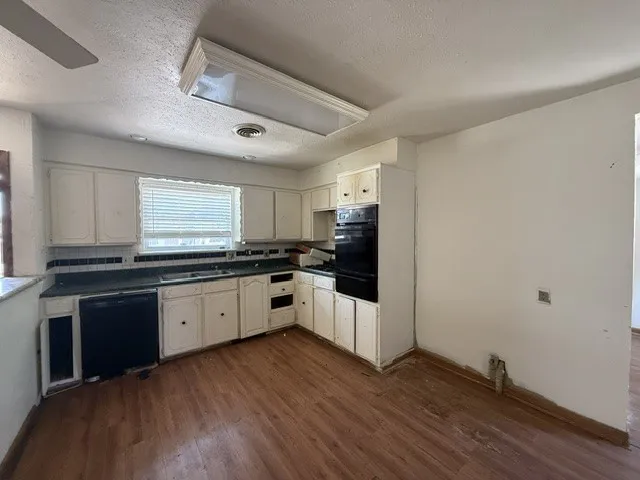 Single Family Residence For Sale in Tarrant County , 3121 Olive Place, Fort Worth, Texas 76116, 3 Bedroom, 2 Bathroom, 1 Garage spaces, 1,260 Sqft, built in 1961, mls#21355818, Real Estate Agent in Fort Worth, Homes For Sale in Tarrant county, Homes For Sale in Fort Worth, Realtor in Fort Worth Texas, Real Estate Brokerage Independent Realty Texas, Luminita Cordes Realtor