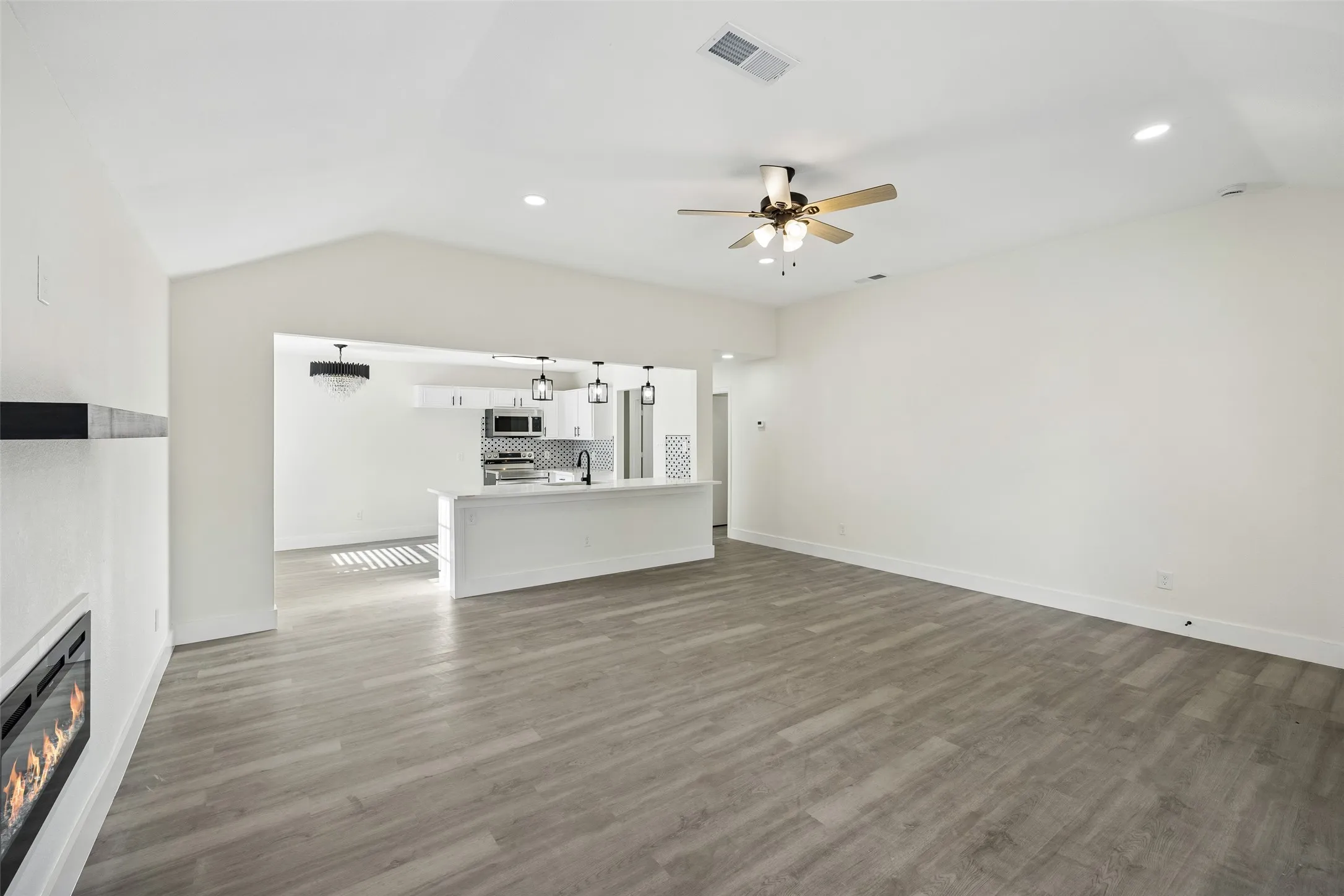 Single Family Residence For Sale in Dallas County , 617 Forest Oaks Drive, Grand Prairie, Texas 75052, 3 Bedroom, 2 Bathroom, 2 Garage spaces, 1,464 Sqft, built in 1995, mls#21355843, Real Estate Agent in Grand Prairie, Homes For Sale in Dallas county, Homes For Sale in Grand Prairie, Realtor in Grand Prairie Texas, Real Estate Brokerage Independent Realty Texas, Luminita Cordes Realtor