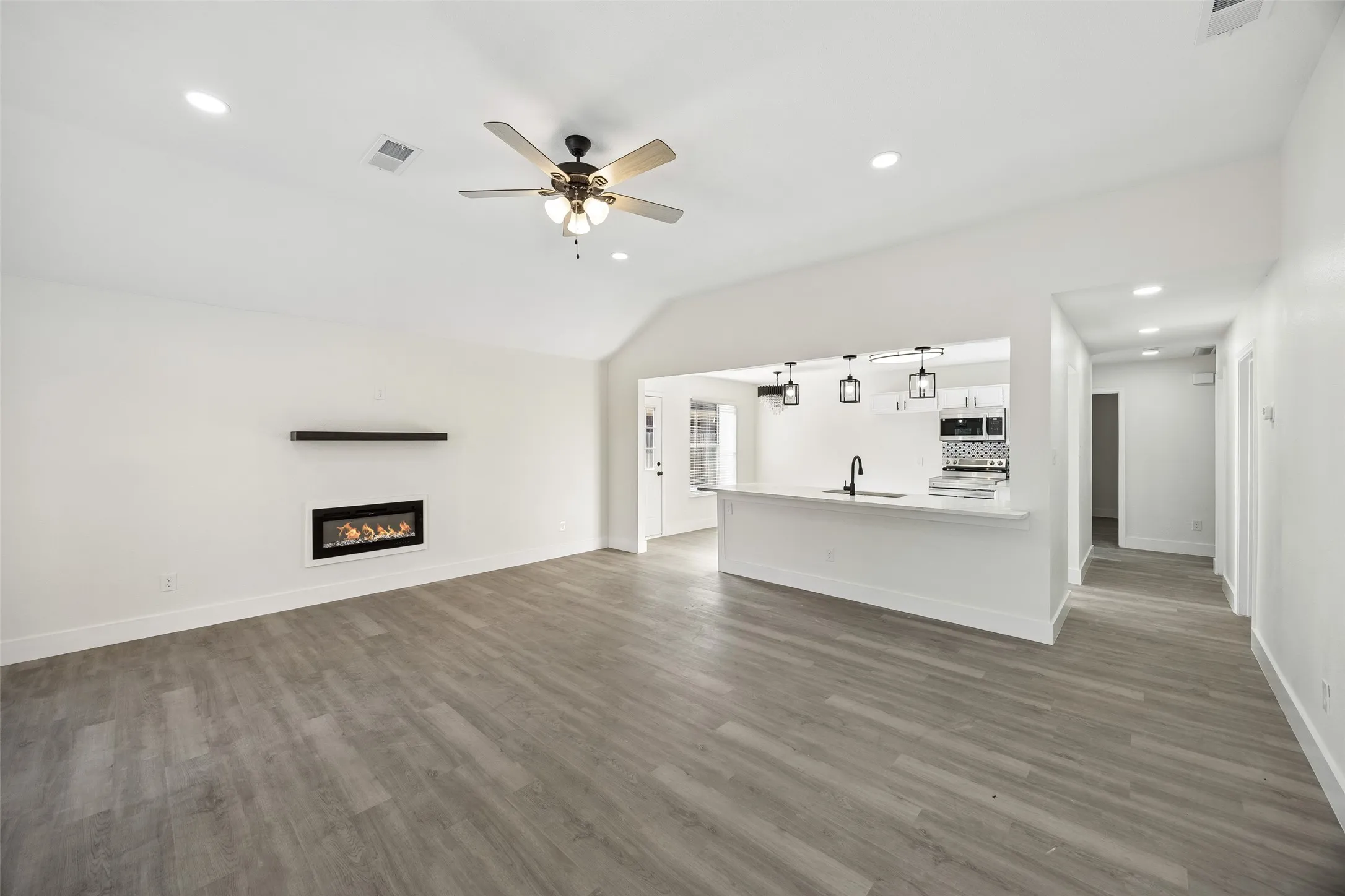 Single Family Residence For Sale in Dallas County , 617 Forest Oaks Drive, Grand Prairie, Texas 75052, 3 Bedroom, 2 Bathroom, 2 Garage spaces, 1,464 Sqft, built in 1995, mls#21355843, Real Estate Agent in Grand Prairie, Homes For Sale in Dallas county, Homes For Sale in Grand Prairie, Realtor in Grand Prairie Texas, Real Estate Brokerage Independent Realty Texas, Luminita Cordes Realtor