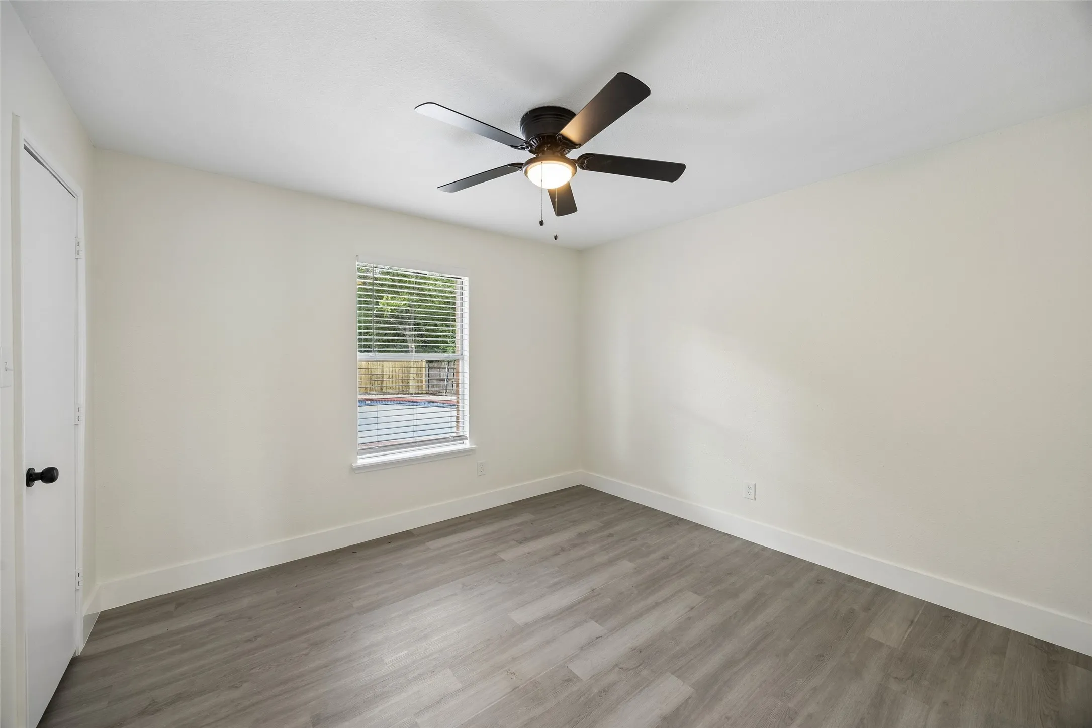 Single Family Residence For Sale in Dallas County , 617 Forest Oaks Drive, Grand Prairie, Texas 75052, 3 Bedroom, 2 Bathroom, 2 Garage spaces, 1,464 Sqft, built in 1995, mls#21355843, Real Estate Agent in Grand Prairie, Homes For Sale in Dallas county, Homes For Sale in Grand Prairie, Realtor in Grand Prairie Texas, Real Estate Brokerage Independent Realty Texas, Luminita Cordes Realtor