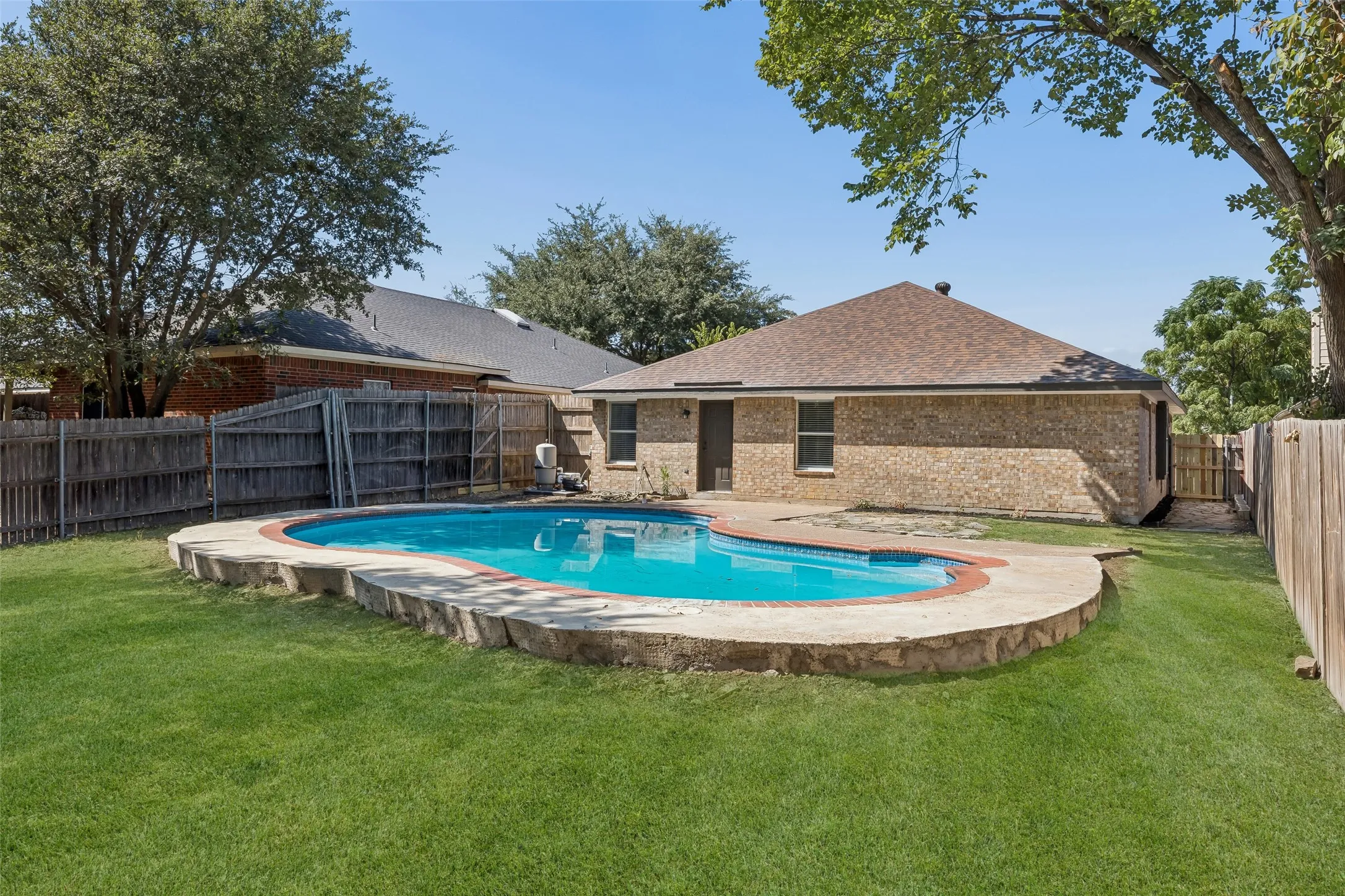 Single Family Residence For Sale in Dallas County , 617 Forest Oaks Drive, Grand Prairie, Texas 75052, 3 Bedroom, 2 Bathroom, 2 Garage spaces, 1,464 Sqft, built in 1995, mls#21355843, Real Estate Agent in Grand Prairie, Homes For Sale in Dallas county, Homes For Sale in Grand Prairie, Realtor in Grand Prairie Texas, Real Estate Brokerage Independent Realty Texas, Luminita Cordes Realtor