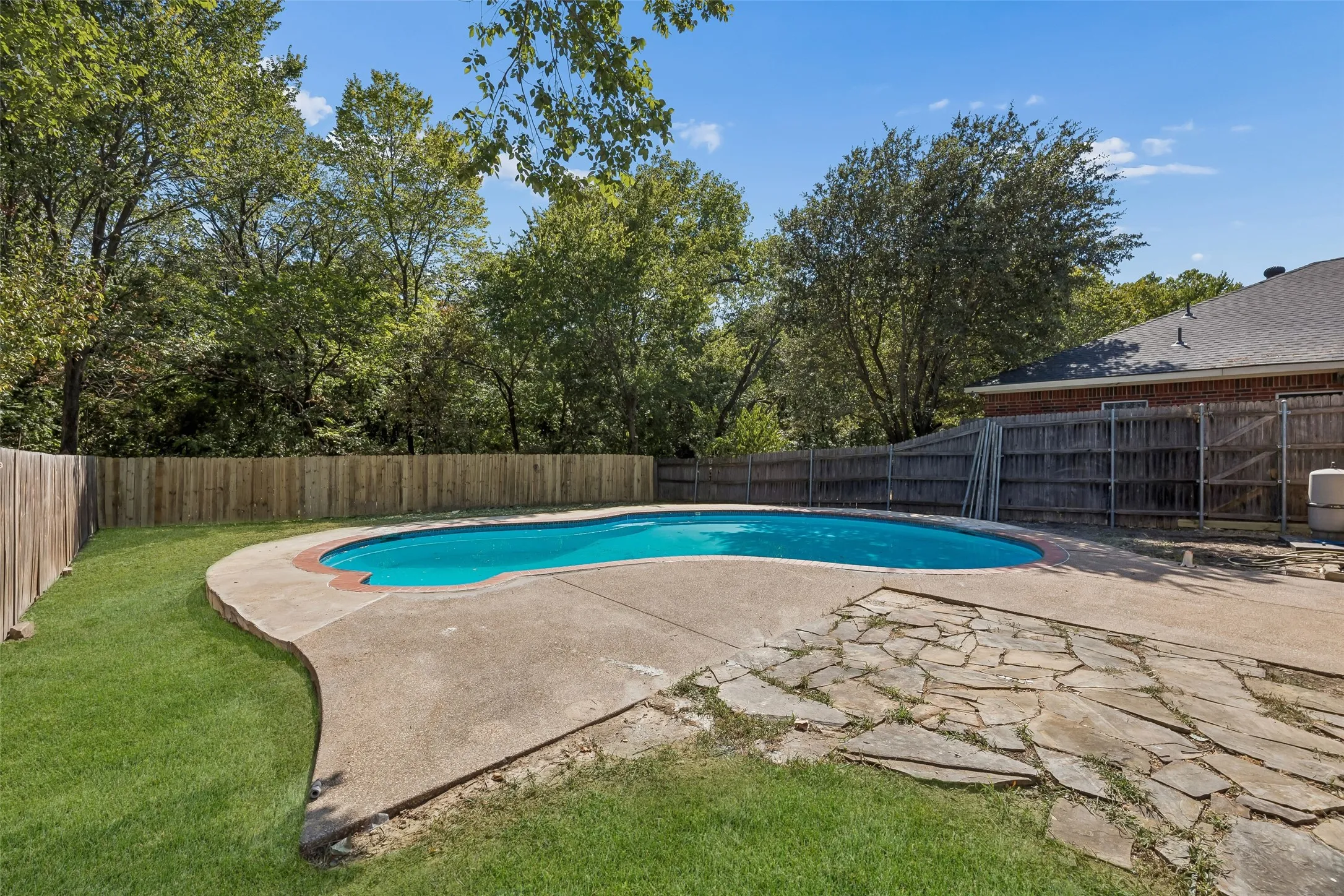 Single Family Residence For Sale in Dallas County , 617 Forest Oaks Drive, Grand Prairie, Texas 75052, 3 Bedroom, 2 Bathroom, 2 Garage spaces, 1,464 Sqft, built in 1995, mls#21355843, Real Estate Agent in Grand Prairie, Homes For Sale in Dallas county, Homes For Sale in Grand Prairie, Realtor in Grand Prairie Texas, Real Estate Brokerage Independent Realty Texas, Luminita Cordes Realtor