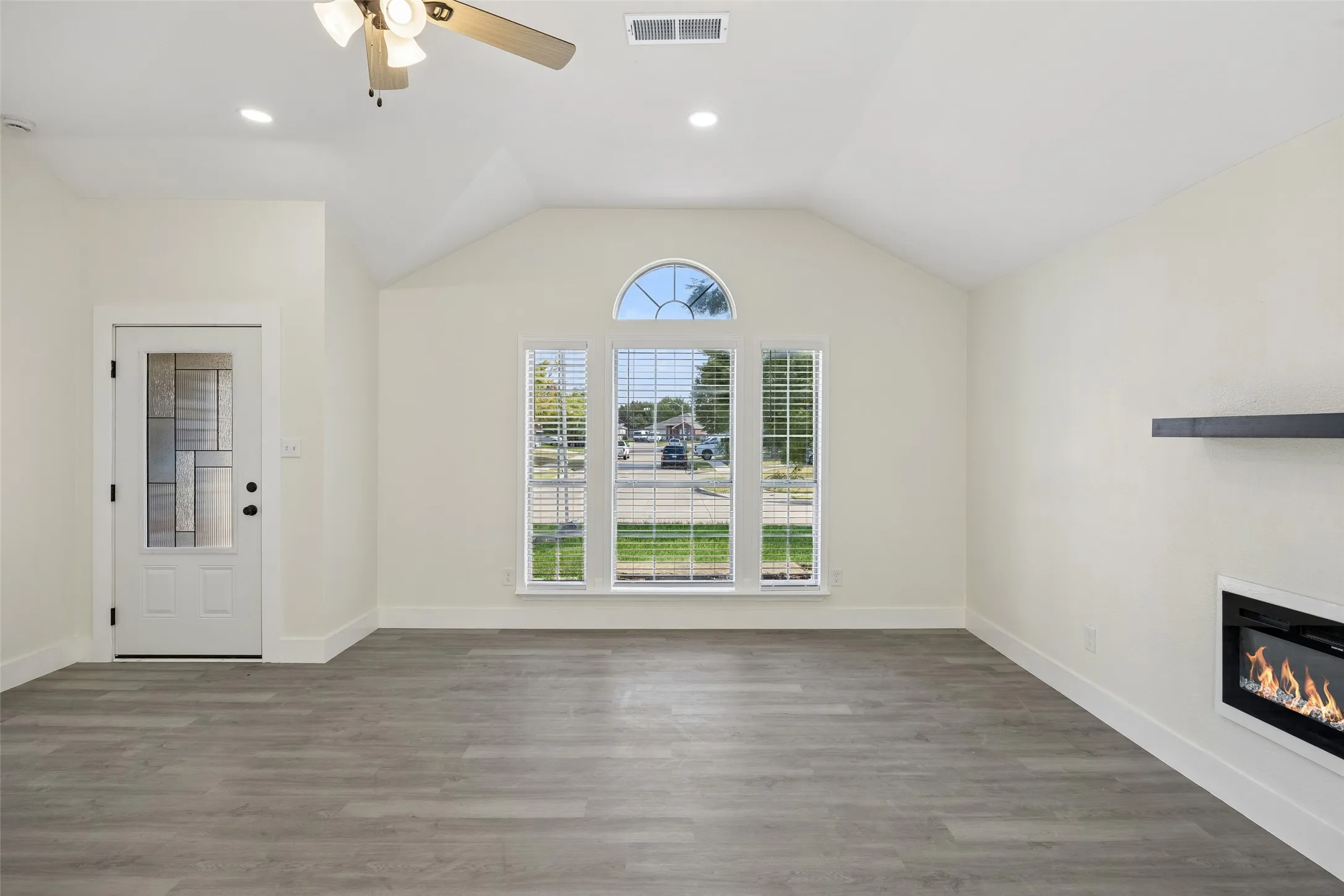 Single Family Residence For Sale in Dallas County , 617 Forest Oaks Drive, Grand Prairie, Texas 75052, 3 Bedroom, 2 Bathroom, 2 Garage spaces, 1,464 Sqft, built in 1995, mls#21355843, Real Estate Agent in Grand Prairie, Homes For Sale in Dallas county, Homes For Sale in Grand Prairie, Realtor in Grand Prairie Texas, Real Estate Brokerage Independent Realty Texas, Luminita Cordes Realtor