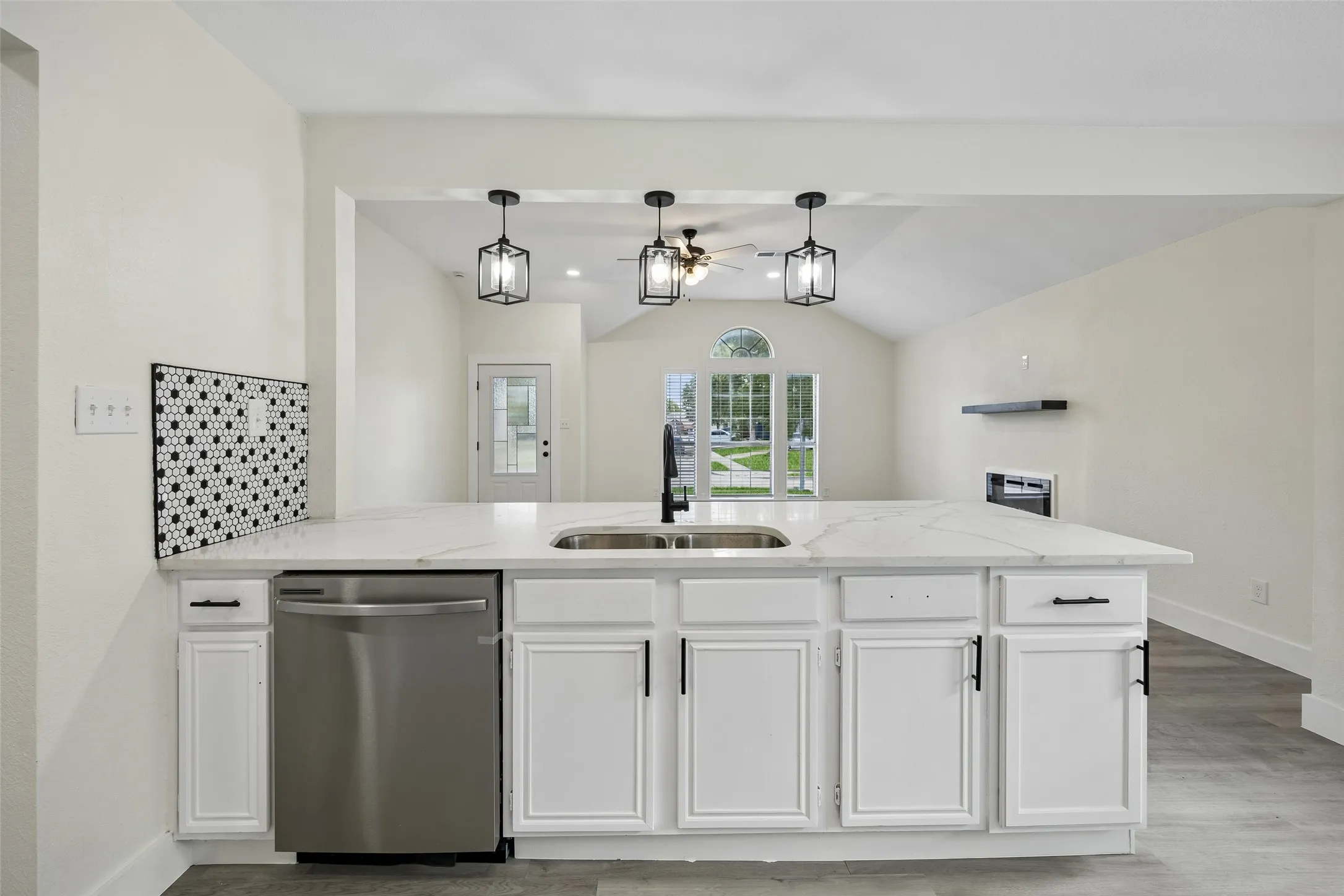Single Family Residence For Sale in Dallas County , 617 Forest Oaks Drive, Grand Prairie, Texas 75052, 3 Bedroom, 2 Bathroom, 2 Garage spaces, 1,464 Sqft, built in 1995, mls#21355843, Real Estate Agent in Grand Prairie, Homes For Sale in Dallas county, Homes For Sale in Grand Prairie, Realtor in Grand Prairie Texas, Real Estate Brokerage Independent Realty Texas, Luminita Cordes Realtor