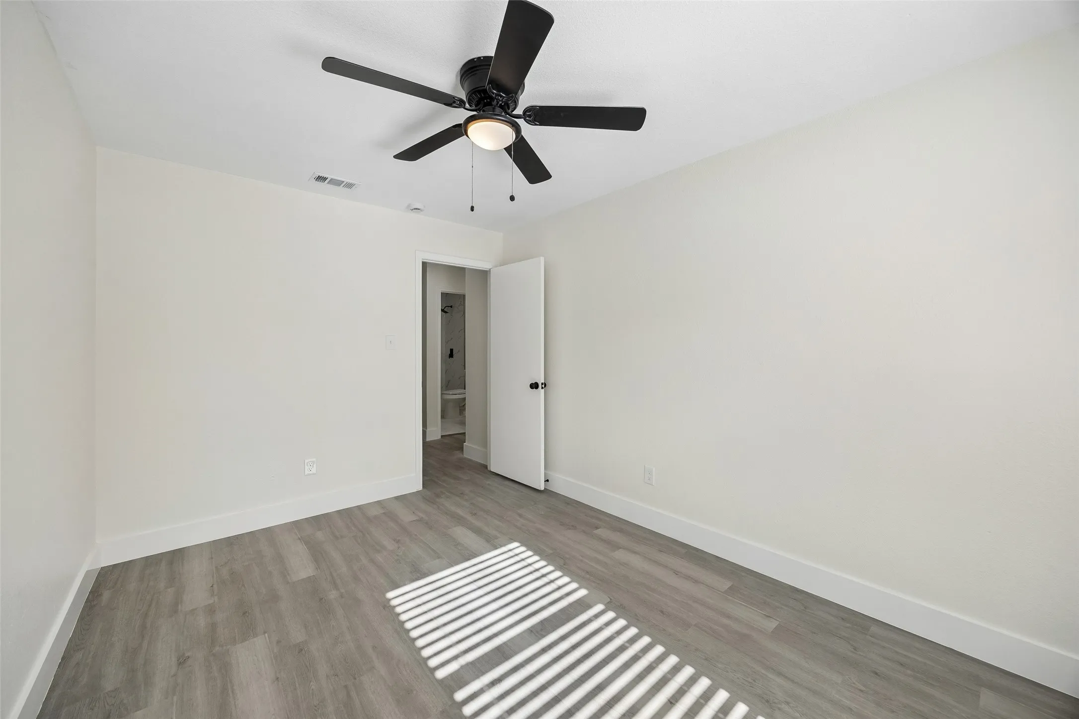 Single Family Residence For Sale in Dallas County , 617 Forest Oaks Drive, Grand Prairie, Texas 75052, 3 Bedroom, 2 Bathroom, 2 Garage spaces, 1,464 Sqft, built in 1995, mls#21355843, Real Estate Agent in Grand Prairie, Homes For Sale in Dallas county, Homes For Sale in Grand Prairie, Realtor in Grand Prairie Texas, Real Estate Brokerage Independent Realty Texas, Luminita Cordes Realtor