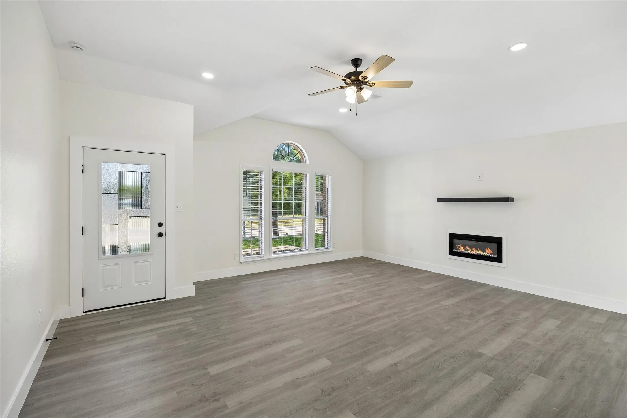 Single Family Residence For Sale in Dallas County , 617 Forest Oaks Drive, Grand Prairie, Texas 75052, 3 Bedroom, 2 Bathroom, 2 Garage spaces, 1,464 Sqft, built in 1995, mls#21355843, Real Estate Agent in Grand Prairie, Homes For Sale in Dallas county, Homes For Sale in Grand Prairie, Realtor in Grand Prairie Texas, Real Estate Brokerage Independent Realty Texas, Luminita Cordes Realtor