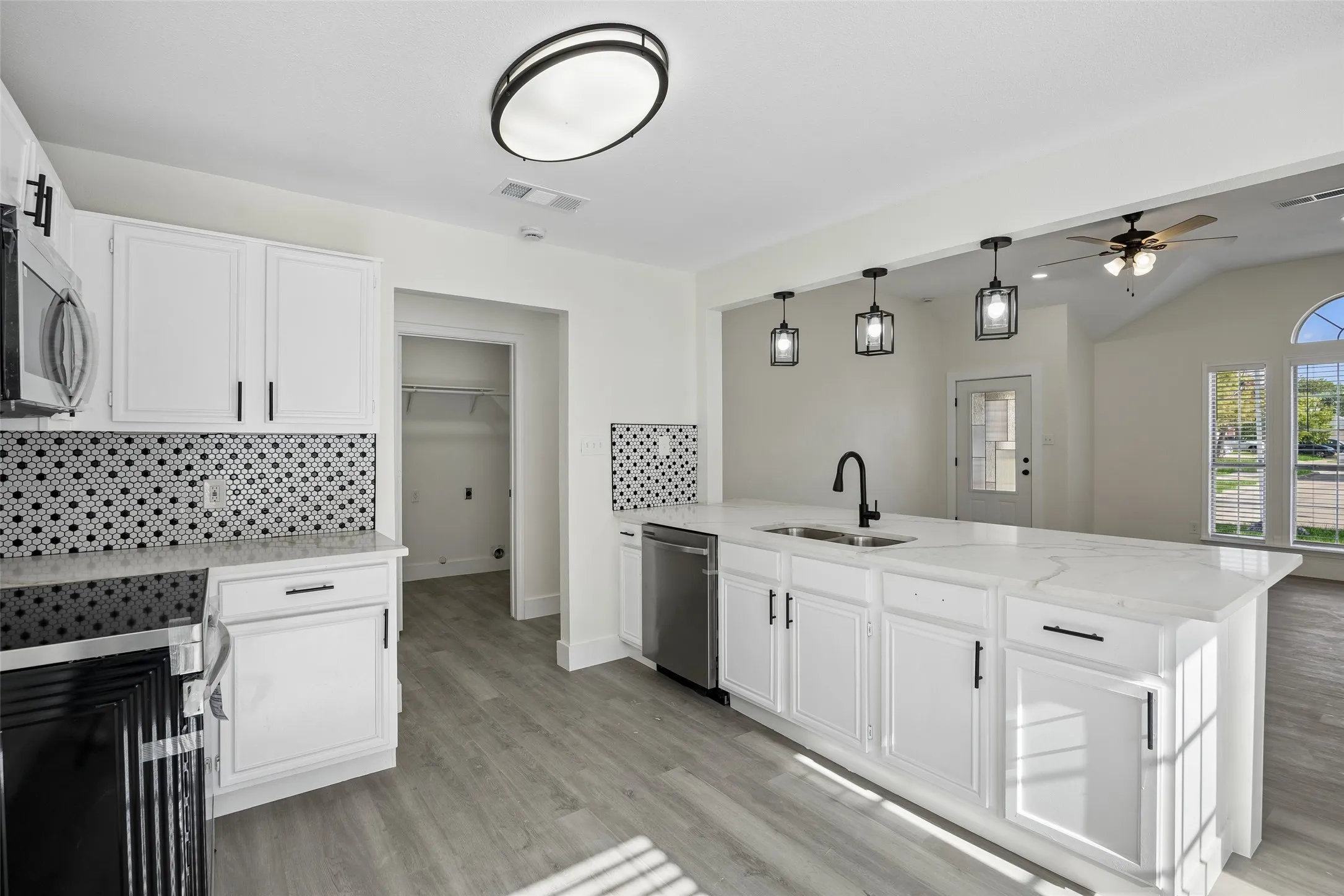 Single Family Residence For Sale in Dallas County , 617 Forest Oaks Drive, Grand Prairie, Texas 75052, 3 Bedroom, 2 Bathroom, 2 Garage spaces, 1,464 Sqft, built in 1995, mls#21355843, Real Estate Agent in Grand Prairie, Homes For Sale in Dallas county, Homes For Sale in Grand Prairie, Realtor in Grand Prairie Texas, Real Estate Brokerage Independent Realty Texas, Luminita Cordes Realtor