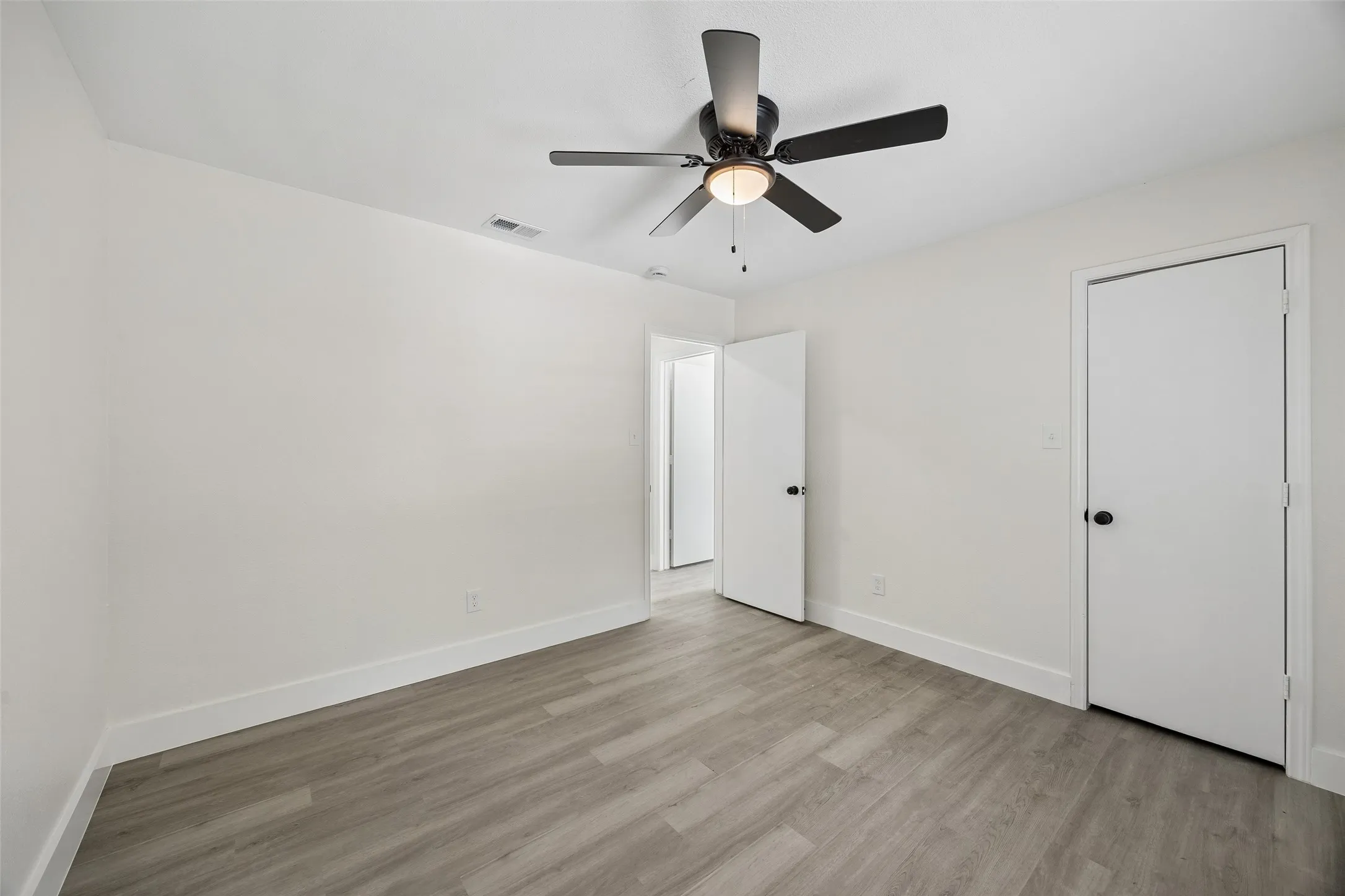 Single Family Residence For Sale in Dallas County , 617 Forest Oaks Drive, Grand Prairie, Texas 75052, 3 Bedroom, 2 Bathroom, 2 Garage spaces, 1,464 Sqft, built in 1995, mls#21355843, Real Estate Agent in Grand Prairie, Homes For Sale in Dallas county, Homes For Sale in Grand Prairie, Realtor in Grand Prairie Texas, Real Estate Brokerage Independent Realty Texas, Luminita Cordes Realtor