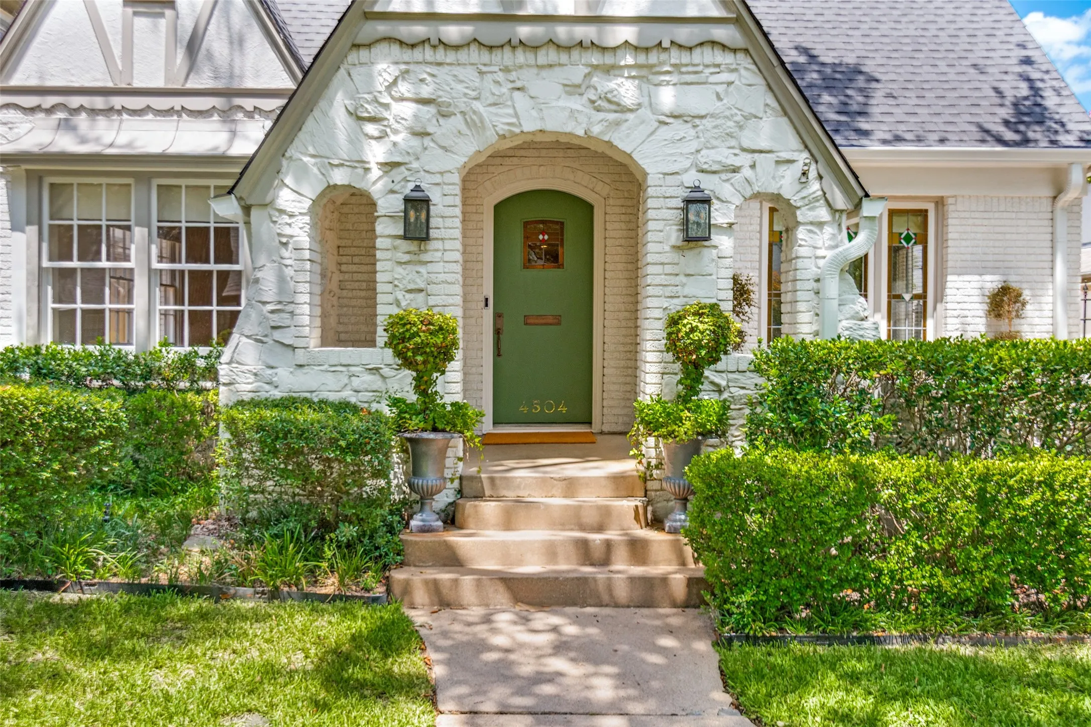 Single Family Residence For Rent in Dallas County , 4504 Livingston Avenue, Highland Park, Texas 75205, 4 Bedroom, 3 Bathroom, Garage spaces, 2,463 Sqft, built in 1928, mls#21355849, Real Estate Agent in Highland Park, Homes For Rent in Dallas county, Homes For Rent in Highland Park, Realtor in Highland Park Texas, Real Estate Brokerage Independent Realty Texas, Luminita Cordes Realtor