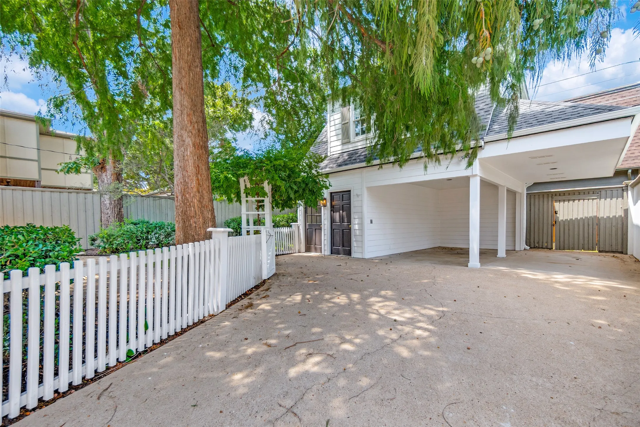 Single Family Residence For Rent in Dallas County , 4504 Livingston Avenue, Highland Park, Texas 75205, 4 Bedroom, 3 Bathroom, Garage spaces, 2,463 Sqft, built in 1928, mls#21355849, Real Estate Agent in Highland Park, Homes For Rent in Dallas county, Homes For Rent in Highland Park, Realtor in Highland Park Texas, Real Estate Brokerage Independent Realty Texas, Luminita Cordes Realtor