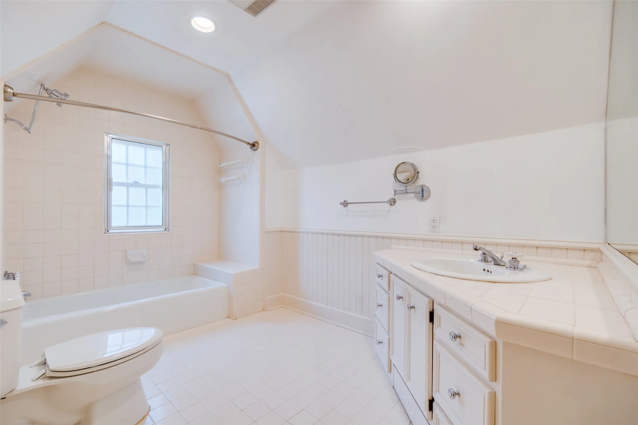 Single Family Residence For Rent in Dallas County , 4504 Livingston Avenue, Highland Park, Texas 75205, 4 Bedroom, 3 Bathroom, Garage spaces, 2,463 Sqft, built in 1928, mls#21355849, Real Estate Agent in Highland Park, Homes For Rent in Dallas county, Homes For Rent in Highland Park, Realtor in Highland Park Texas, Real Estate Brokerage Independent Realty Texas, Luminita Cordes Realtor