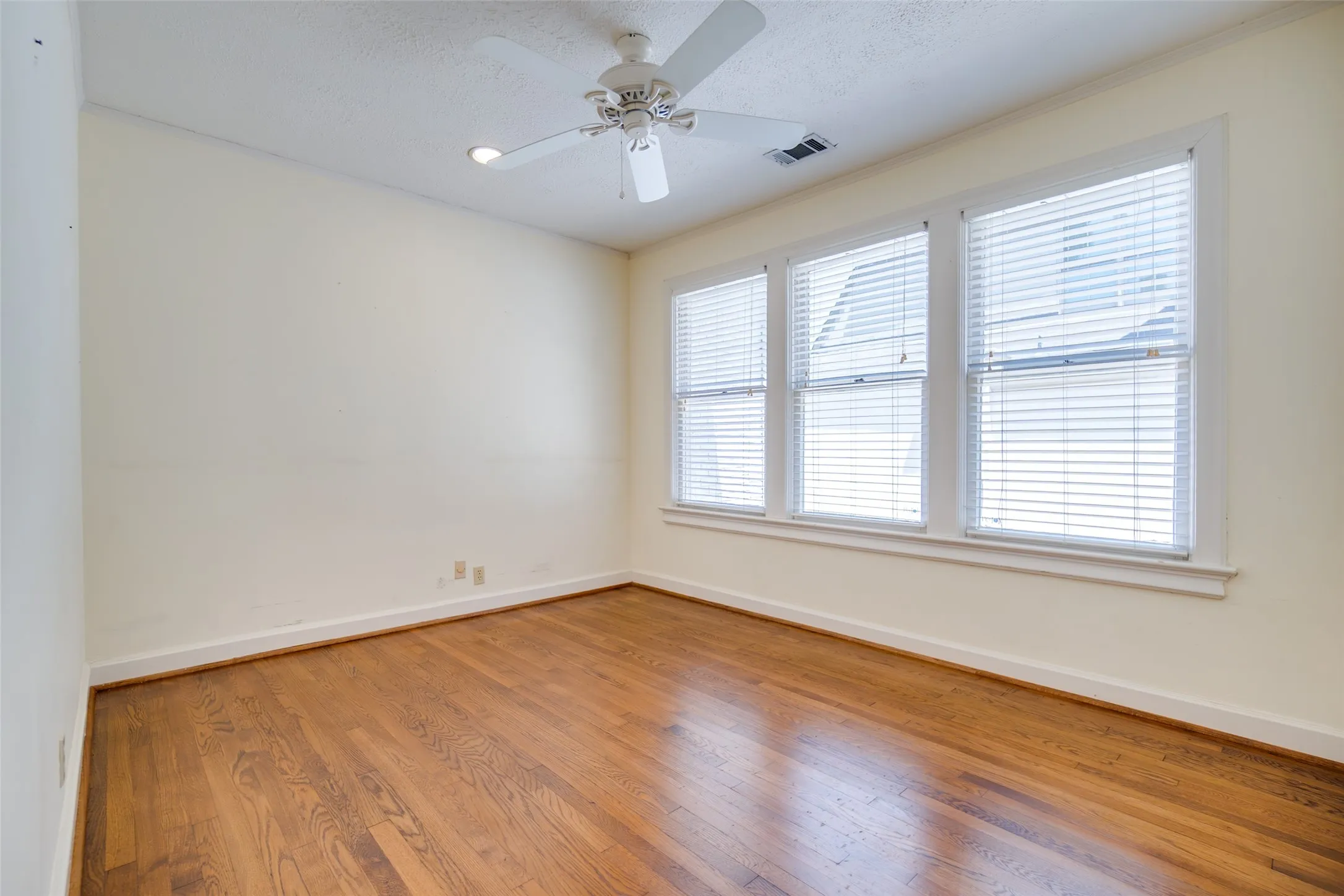 Single Family Residence For Rent in Dallas County , 4504 Livingston Avenue, Highland Park, Texas 75205, 4 Bedroom, 3 Bathroom, Garage spaces, 2,463 Sqft, built in 1928, mls#21355849, Real Estate Agent in Highland Park, Homes For Rent in Dallas county, Homes For Rent in Highland Park, Realtor in Highland Park Texas, Real Estate Brokerage Independent Realty Texas, Luminita Cordes Realtor