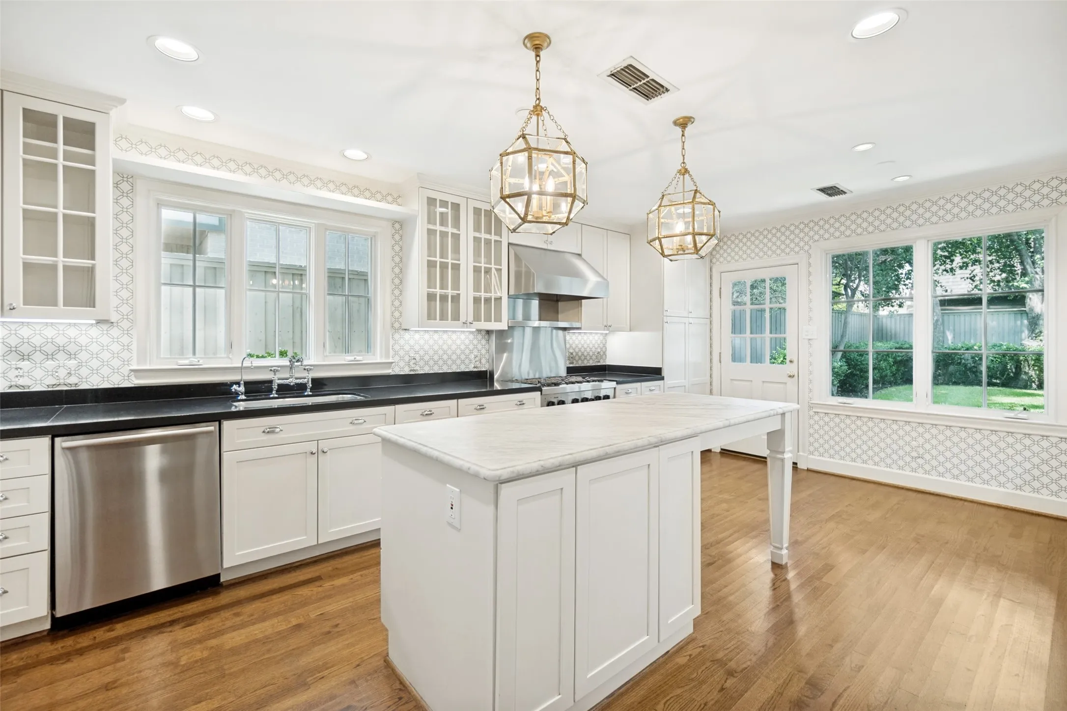 Single Family Residence For Rent in Dallas County , 4504 Livingston Avenue, Highland Park, Texas 75205, 4 Bedroom, 3 Bathroom, Garage spaces, 2,463 Sqft, built in 1928, mls#21355849, Real Estate Agent in Highland Park, Homes For Rent in Dallas county, Homes For Rent in Highland Park, Realtor in Highland Park Texas, Real Estate Brokerage Independent Realty Texas, Luminita Cordes Realtor