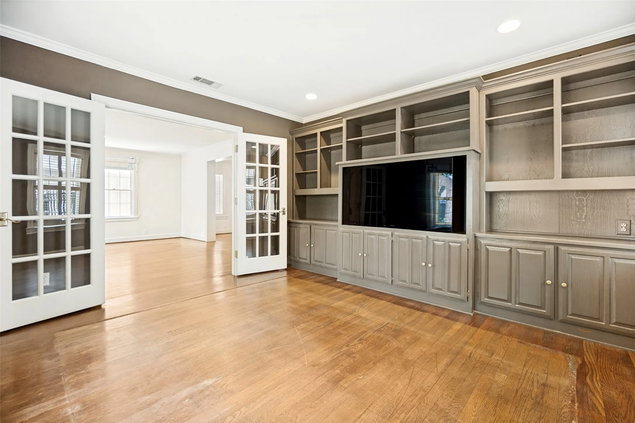 Single Family Residence For Rent in Dallas County , 4504 Livingston Avenue, Highland Park, Texas 75205, 4 Bedroom, 3 Bathroom, Garage spaces, 2,463 Sqft, built in 1928, mls#21355849, Real Estate Agent in Highland Park, Homes For Rent in Dallas county, Homes For Rent in Highland Park, Realtor in Highland Park Texas, Real Estate Brokerage Independent Realty Texas, Luminita Cordes Realtor