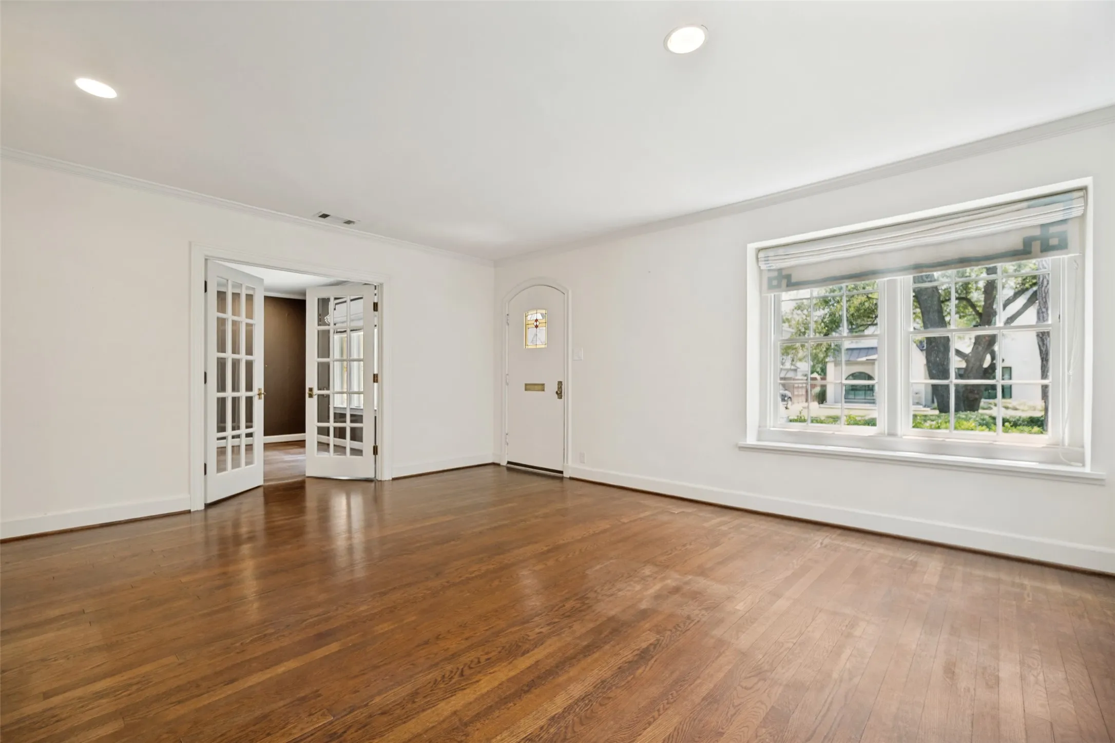 Single Family Residence For Rent in Dallas County , 4504 Livingston Avenue, Highland Park, Texas 75205, 4 Bedroom, 3 Bathroom, Garage spaces, 2,463 Sqft, built in 1928, mls#21355849, Real Estate Agent in Highland Park, Homes For Rent in Dallas county, Homes For Rent in Highland Park, Realtor in Highland Park Texas, Real Estate Brokerage Independent Realty Texas, Luminita Cordes Realtor