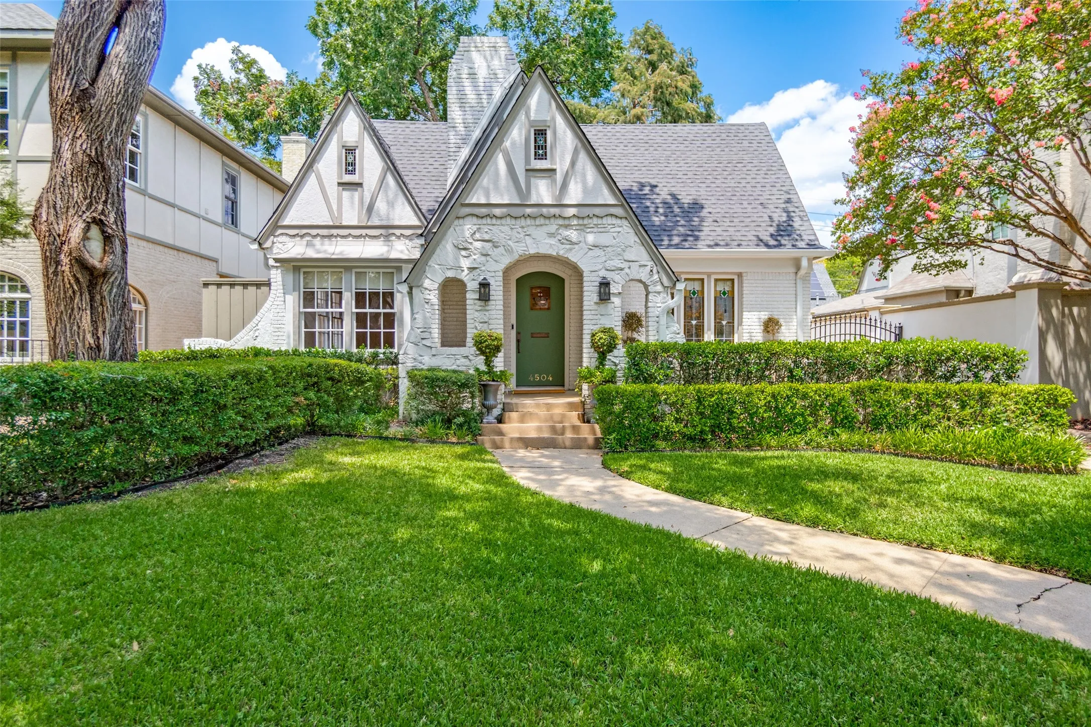 Single Family Residence For Rent in Dallas County , 4504 Livingston Avenue, Highland Park, Texas 75205, 4 Bedroom, 3 Bathroom, Garage spaces, 2,463 Sqft, built in 1928, mls#21355849, Real Estate Agent in Highland Park, Homes For Rent in Dallas county, Homes For Rent in Highland Park, Realtor in Highland Park Texas, Real Estate Brokerage Independent Realty Texas, Luminita Cordes Realtor