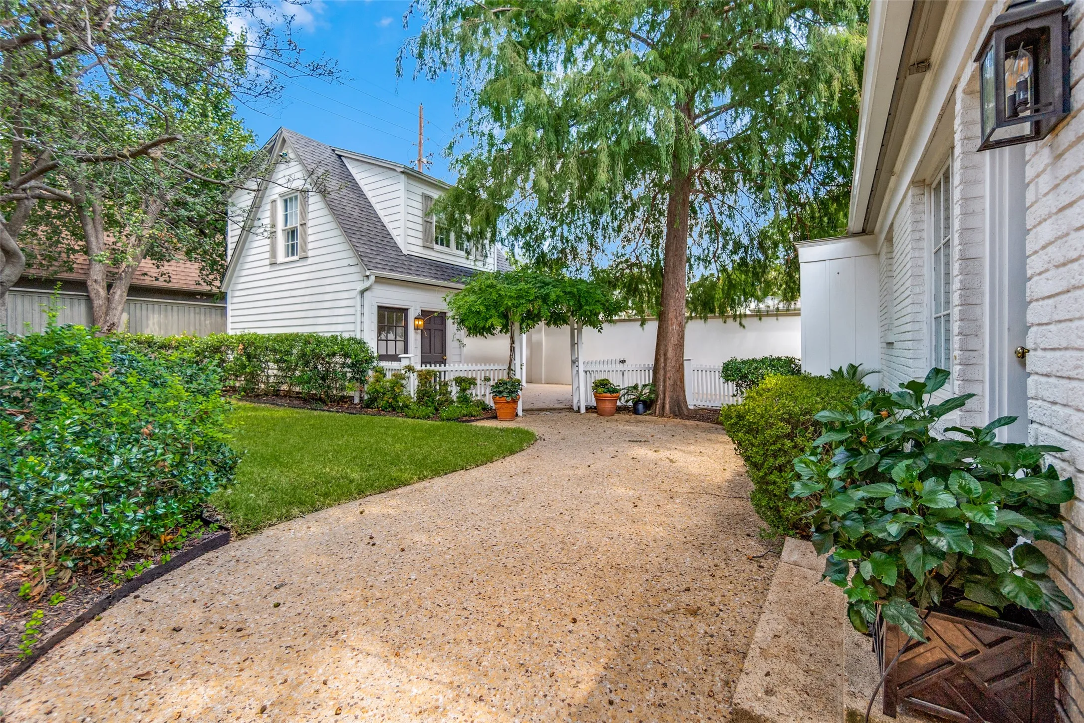 Single Family Residence For Rent in Dallas County , 4504 Livingston Avenue, Highland Park, Texas 75205, 4 Bedroom, 3 Bathroom, Garage spaces, 2,463 Sqft, built in 1928, mls#21355849, Real Estate Agent in Highland Park, Homes For Rent in Dallas county, Homes For Rent in Highland Park, Realtor in Highland Park Texas, Real Estate Brokerage Independent Realty Texas, Luminita Cordes Realtor