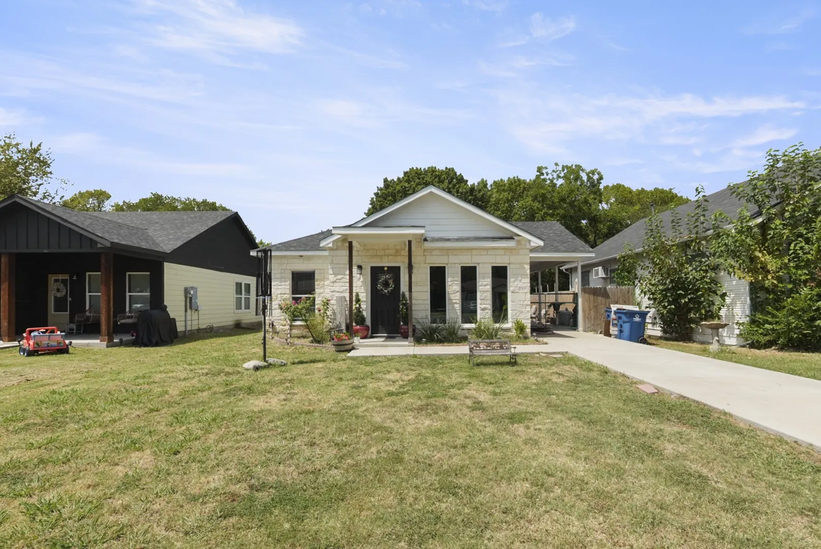 Single Family Residence For Sale in Navarro County , 110 E COLLEGE Avenue, Corsicana, Texas 75110, 3 Bedroom, 2 Bathroom, Garage spaces, 1,405 Sqft, built in 2023, mls#21355862, Real Estate Agent in Corsicana, Homes For Sale in Navarro county, Homes For Sale in Corsicana, Realtor in Corsicana Texas, Real Estate Brokerage Independent Realty Texas, Luminita Cordes Realtor