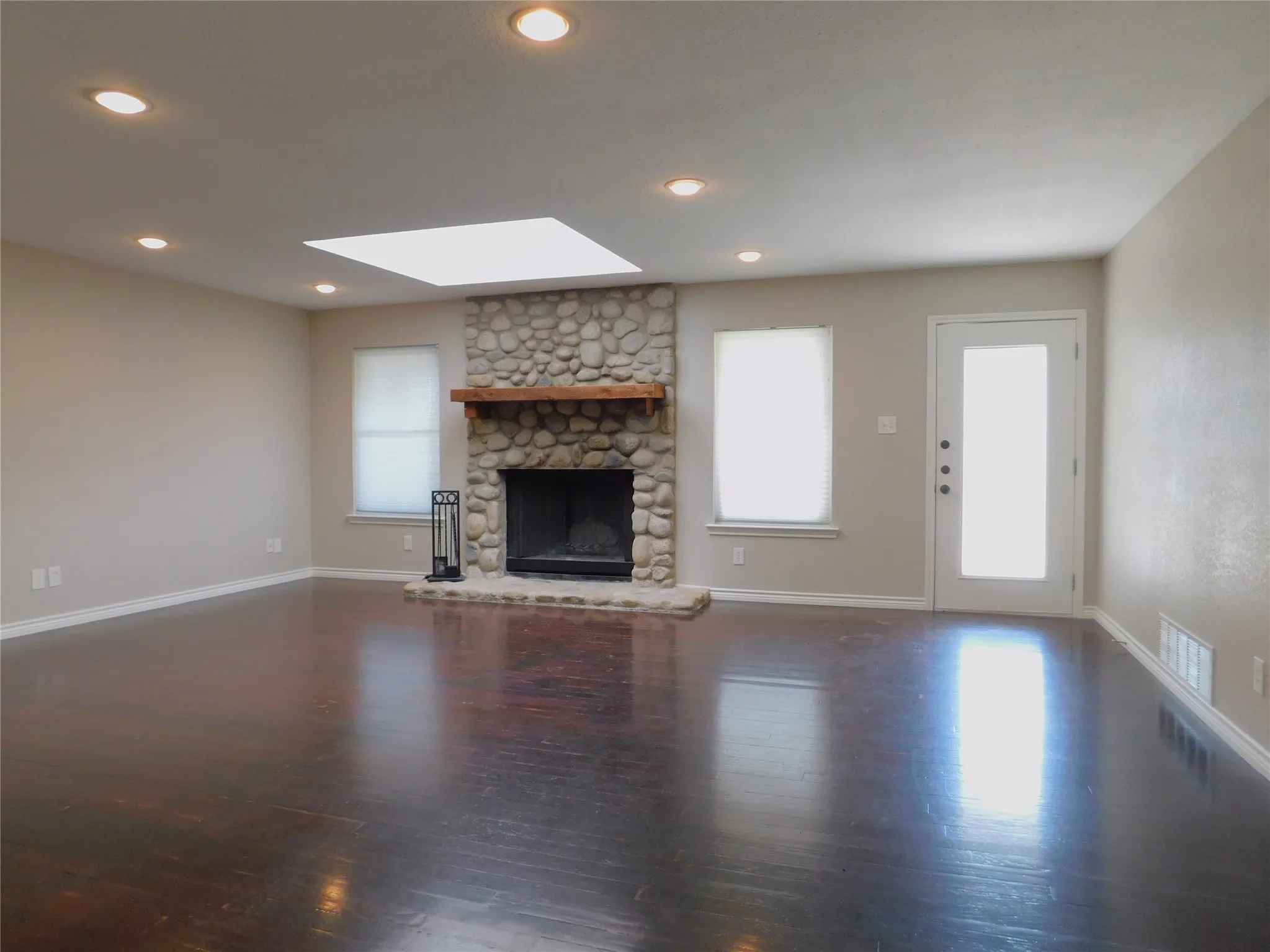 Duplex For Rent in Denton County , 897 John George Lane, Sanger, Texas 76266, 3 Bedroom, 2 Bathroom, Garage spaces, 2,000 Sqft, built in 1977, mls#21353976, Real Estate Agent in Sanger, Homes For Rent in Denton county, Homes For Rent in Sanger, Realtor in Sanger Texas, Real Estate Brokerage Independent Realty Texas, Luminita Cordes Realtor