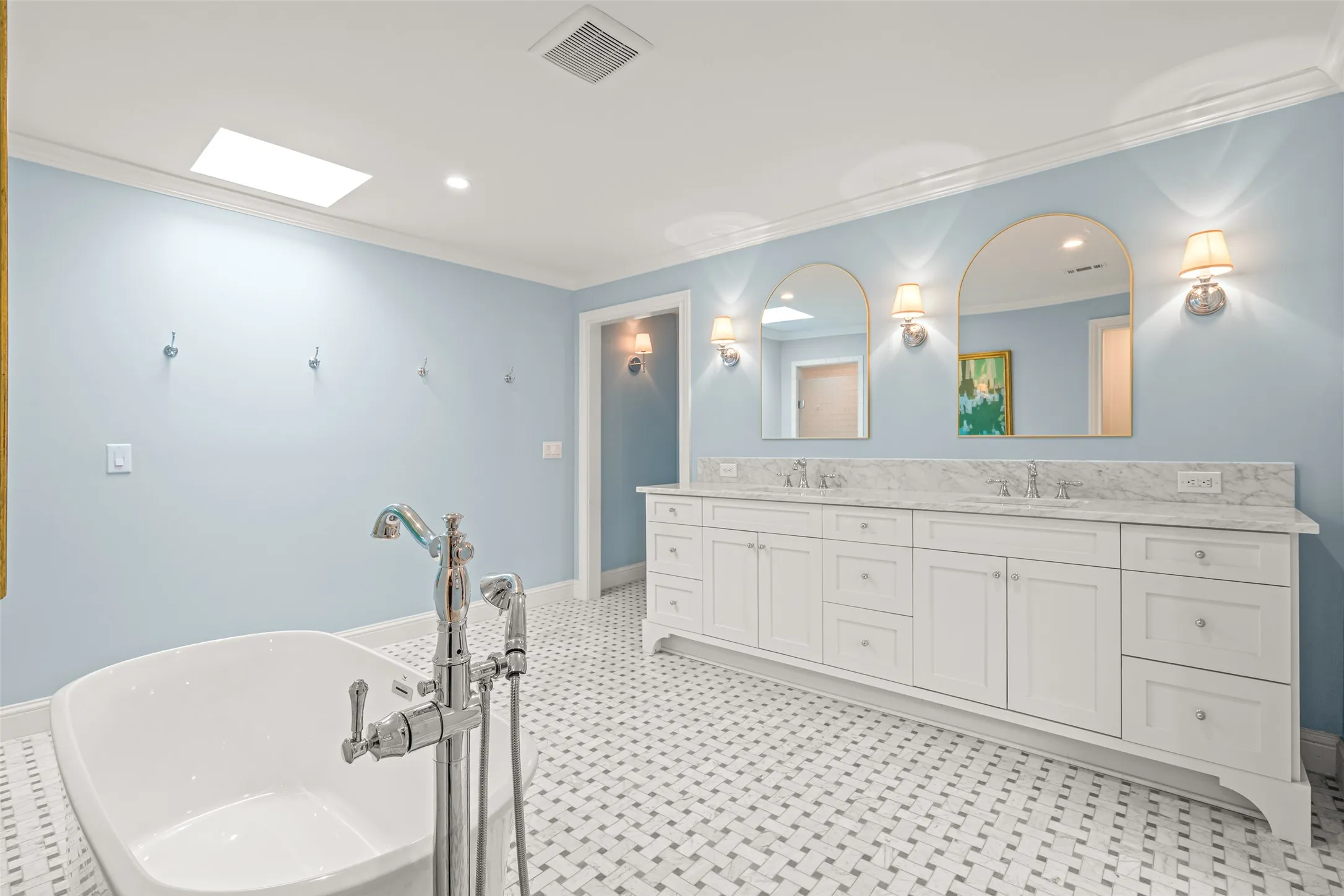Single Family Residence For Rent in Tarrant County , 508 N Bailey Avenue, Fort Worth, Texas 76107, 6 Bedroom, 5 Bathroom, 2 Garage spaces, 5,062 Sqft, built in 1949, mls#21355464, Real Estate Agent in Fort Worth, Homes For Rent in Tarrant county, Homes For Rent in Fort Worth, Realtor in Fort Worth Texas, Real Estate Brokerage Independent Realty Texas, Luminita Cordes Realtor