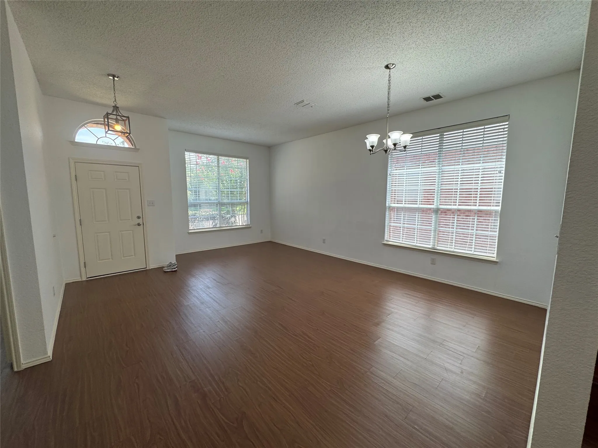 Single Family Residence For Sale in Collin County , 1527 Sugar Bush Trail, Allen, Texas 75002, 4 Bedroom, 2 Bathroom, 2 Garage spaces, 2,347 Sqft, built in 2000, mls#21355632, Real Estate Agent in Allen, Homes For Sale in Collin county, Homes For Sale in Allen, Realtor in Allen Texas, Real Estate Brokerage Independent Realty Texas, Luminita Cordes Realtor