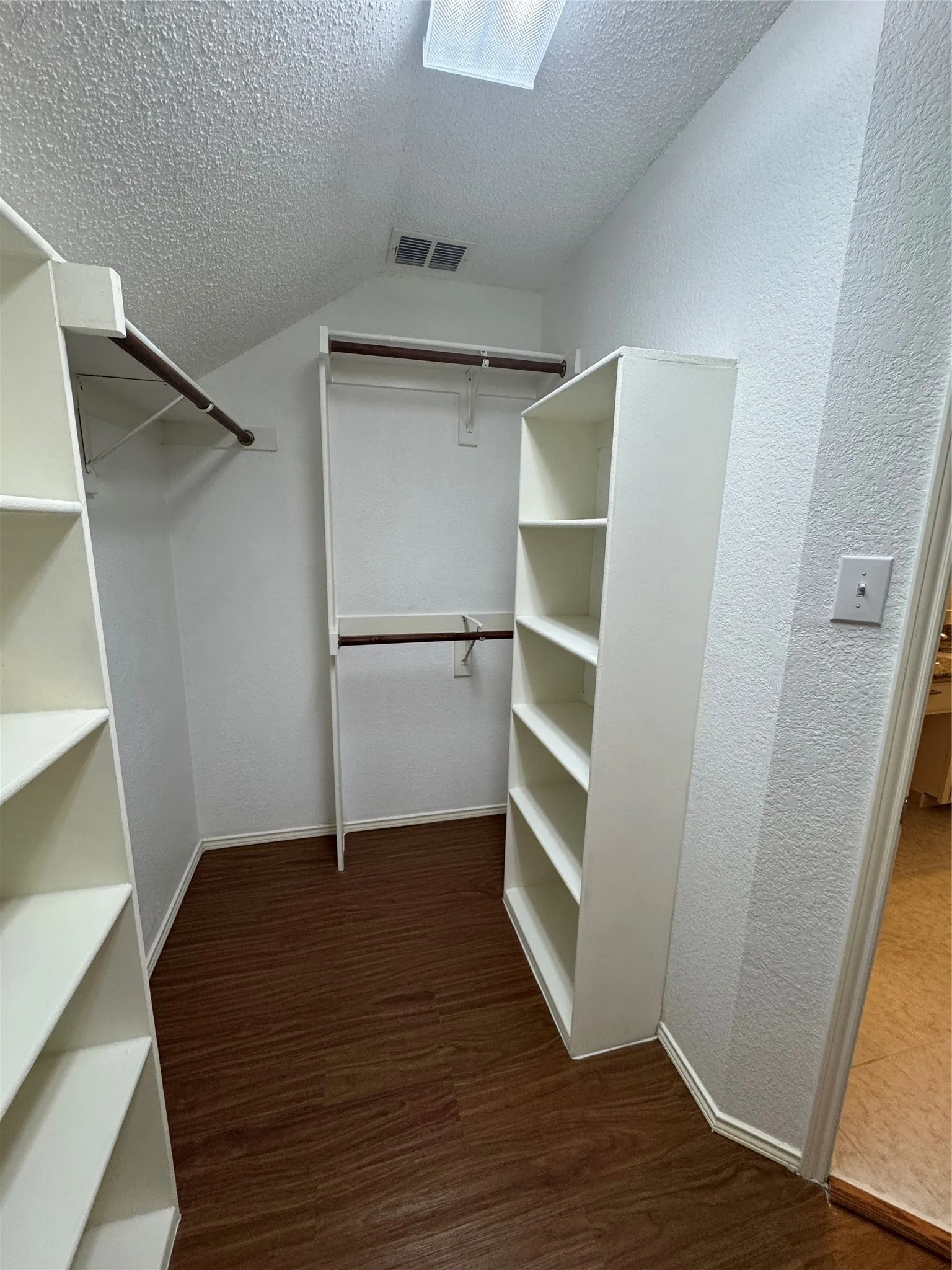 Single Family Residence For Sale in Collin County , 1527 Sugar Bush Trail, Allen, Texas 75002, 4 Bedroom, 2 Bathroom, 2 Garage spaces, 2,347 Sqft, built in 2000, mls#21355632, Real Estate Agent in Allen, Homes For Sale in Collin county, Homes For Sale in Allen, Realtor in Allen Texas, Real Estate Brokerage Independent Realty Texas, Luminita Cordes Realtor