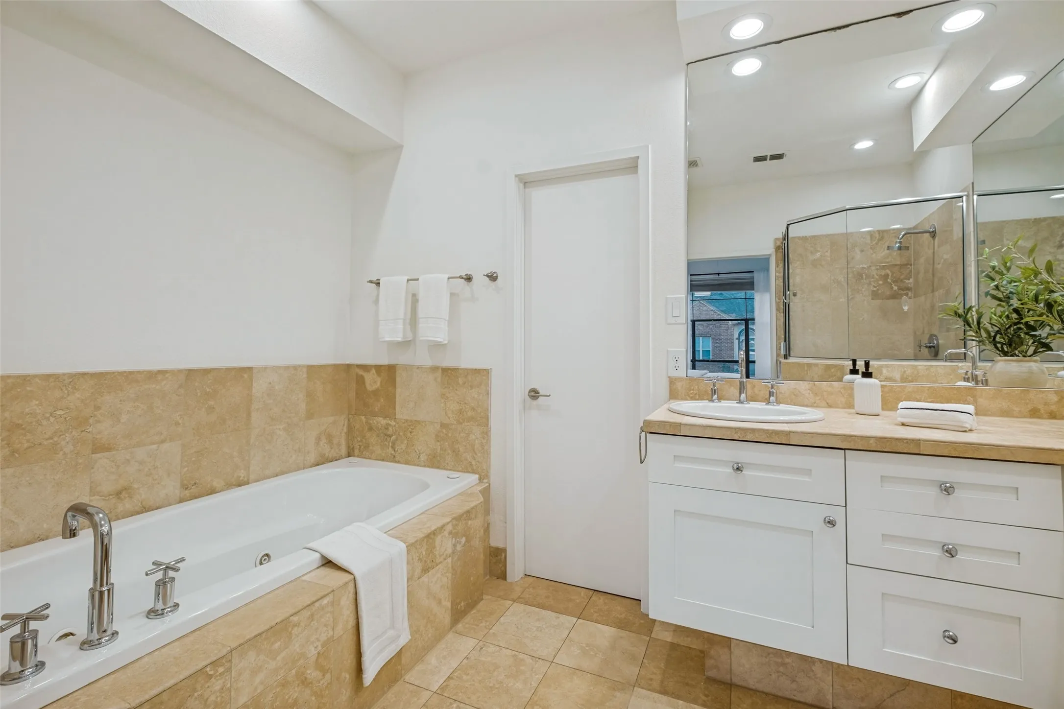 Condominium For Sale in Dallas County , 2420 Hugo Street 3, Dallas, Texas 75204, 3 Bedroom, 3 Bathroom, 2 Garage spaces, 1,971 Sqft, built in 2006, mls#21355465, Real Estate Agent in Dallas, Homes For Sale in Dallas county, Homes For Sale in Dallas, Realtor in Dallas Texas, Real Estate Brokerage Independent Realty Texas, Luminita Cordes Realtor